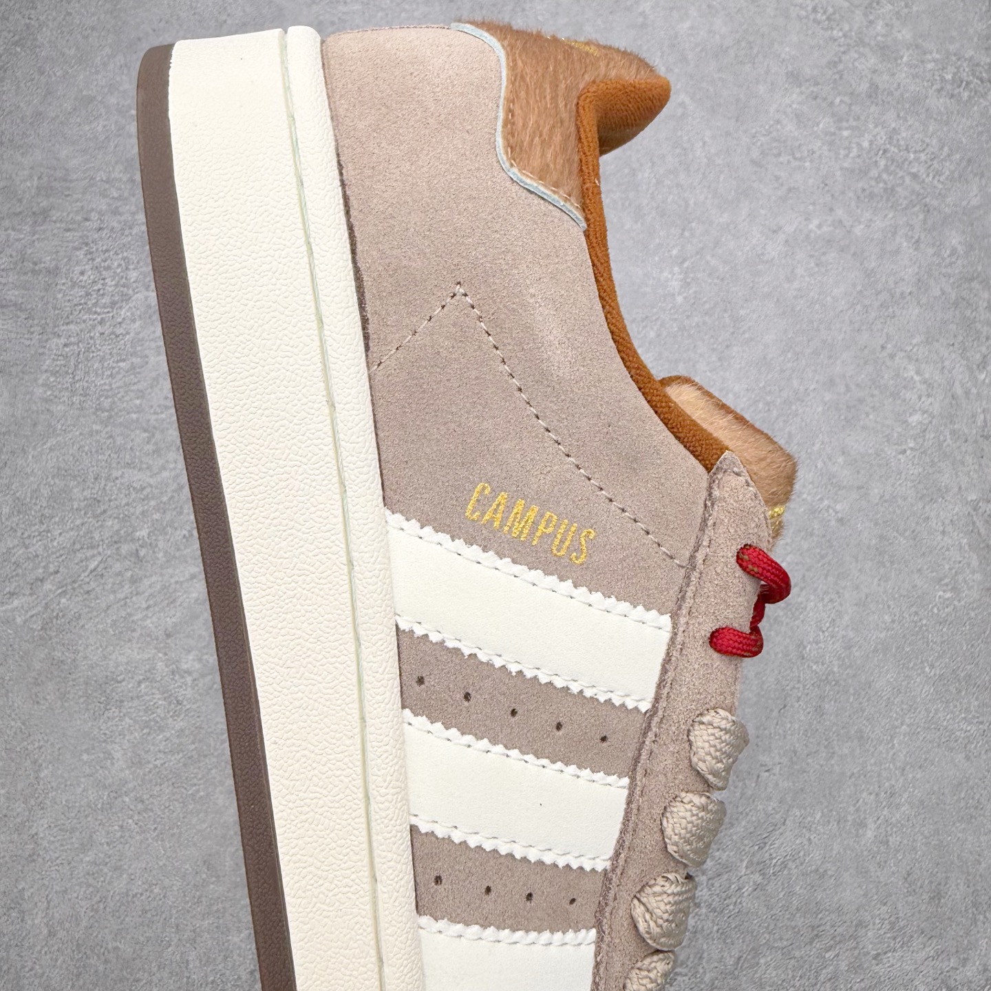 图片[6]-＃C版纯原 AD Originals Campus 00s 学院系列面包风经典复古低帮百搭休闲运动板鞋 KJ8724 原鞋开发 正确版型 市面唯一全鞋采用原厂头层SD皮料 正确宽版鞋盒 清洁度完美 诠释最高工艺 这次 Originals 选择了以经典复古鞋型 Campus 为蓝本打造全新面包鞋 这款鞋型联名不断 冠希当年对它更是钟爱有加 论牌面丝毫不输贝壳头、Forum 等大热鞋型 这次 Campus 一改 80 年代的瘦长造型 鞋舌、鞋身、鞋底甚至细节都变大了 营造出千禧年前后流行的面包鞋宽大廓形 因此鞋名改为 Campus 00s 鞋身采用绒面皮料搭配白色常规皮革 质感上还是延续了经典 Campus 的设计 鞋舌填充更加饱满 让鞋款整体看起来更加圆润 搭配上这款浅蓝配色 「蓝胖子」造型真的很可爱 鞋舌还加入了与以往 Campus 不同的全新三叶草 Logo 令造型更具千禧气息 鞋带也采用了加宽的设计 如果你不喜欢 这次还附送了传统鞋带可以替换 鞋底采用了米黄做旧设计 凸显鞋款的复古年代感 除了清新可人的浅蓝配色 还有一款酷灰配色 造型更加硬朗复古 而且相比浅蓝配色更加耐脏 尺码：36 36⅔ 37⅓ 38 38⅔ 39⅓ 40 40⅔ 41⅓ 42 42⅔ 43⅓ 44 44 ⅓ 45-选品中心
