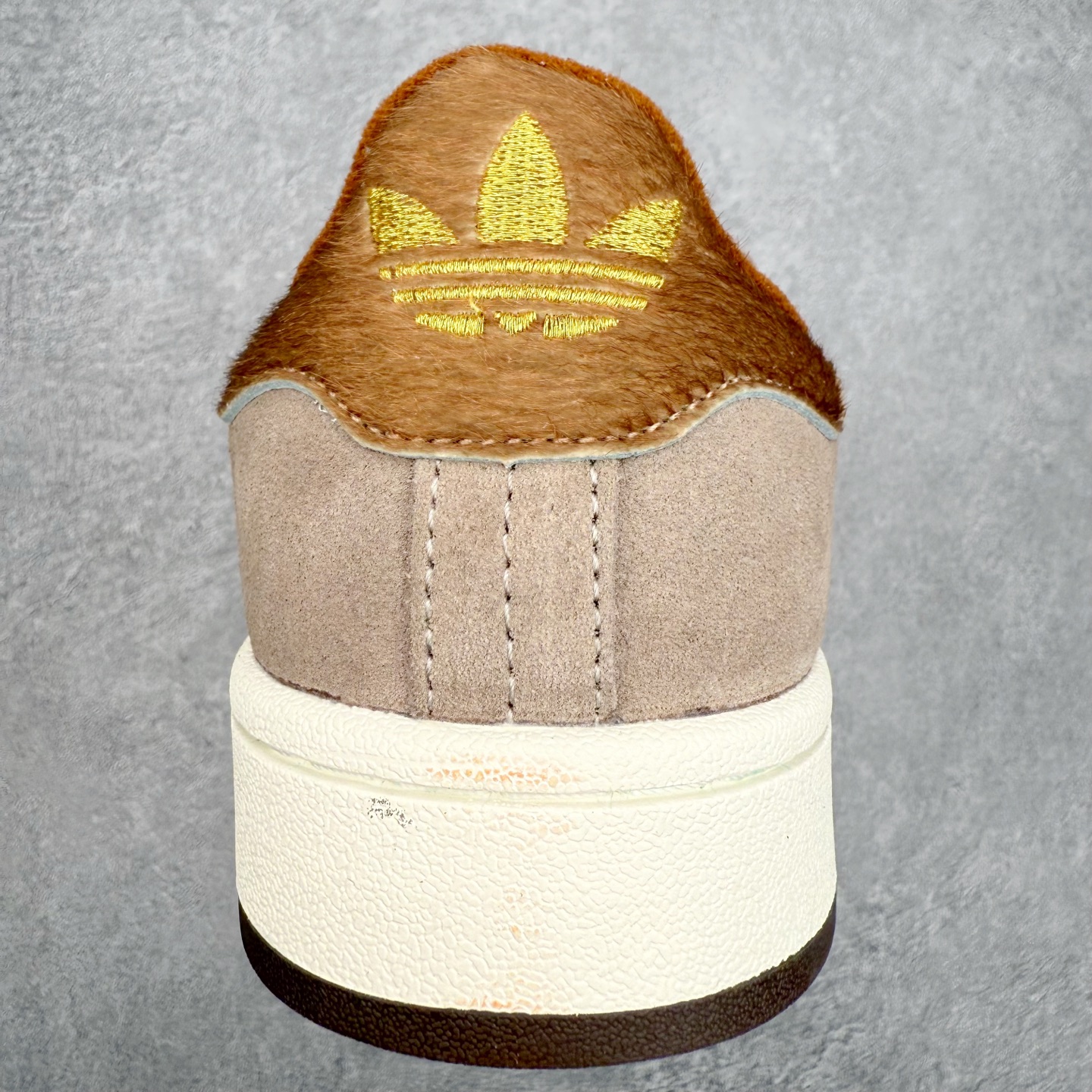 图片[8]-＃C版纯原 AD Originals Campus 00s 学院系列面包风经典复古低帮百搭休闲运动板鞋 KJ8724 原鞋开发 正确版型 市面唯一全鞋采用原厂头层SD皮料 正确宽版鞋盒 清洁度完美 诠释最高工艺 这次 Originals 选择了以经典复古鞋型 Campus 为蓝本打造全新面包鞋 这款鞋型联名不断 冠希当年对它更是钟爱有加 论牌面丝毫不输贝壳头、Forum 等大热鞋型 这次 Campus 一改 80 年代的瘦长造型 鞋舌、鞋身、鞋底甚至细节都变大了 营造出千禧年前后流行的面包鞋宽大廓形 因此鞋名改为 Campus 00s 鞋身采用绒面皮料搭配白色常规皮革 质感上还是延续了经典 Campus 的设计 鞋舌填充更加饱满 让鞋款整体看起来更加圆润 搭配上这款浅蓝配色 「蓝胖子」造型真的很可爱 鞋舌还加入了与以往 Campus 不同的全新三叶草 Logo 令造型更具千禧气息 鞋带也采用了加宽的设计 如果你不喜欢 这次还附送了传统鞋带可以替换 鞋底采用了米黄做旧设计 凸显鞋款的复古年代感 除了清新可人的浅蓝配色 还有一款酷灰配色 造型更加硬朗复古 而且相比浅蓝配色更加耐脏 尺码：36 36⅔ 37⅓ 38 38⅔ 39⅓ 40 40⅔ 41⅓ 42 42⅔ 43⅓ 44 44 ⅓ 45-选品中心