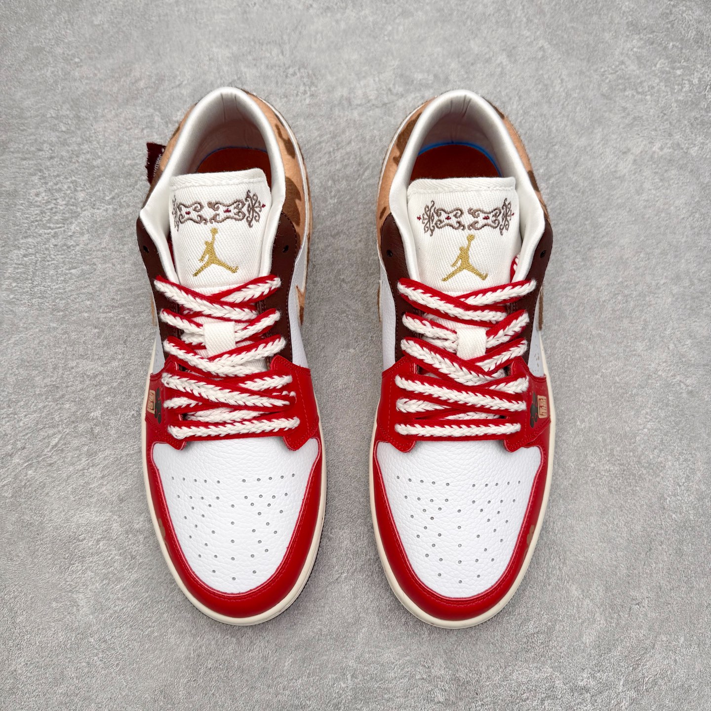 图片[2]-＃K版 Air Jordan AJ1 Low 低帮 IQ5321-121 全新流水线出品 DT版本唯一平替选择 市场第二梯队最强版 全部原鞋开发 原楦原纸板开发 全鞋电脑针车 原厂内置全掌气垫 原盒内在原标 唯一Zp原版鞋带绑法 免检产品 全新2022版型 全头层皮料 完美零毛边处理 原厂配置全掌气垫 价格定位良心 几十个配色陆续出货 实拍调校N版已经零色差零失真 百分百还原实物色彩所见即所得 不存在货不对板色差等低级问题 选购参考实物拍摄 不混卖不参货 只用心做好货严格选品 承诺混一赔十 尺码：36 36.5 37.5 38 38.5 39 40 40.5 41 42 42.5 43 44 44.5 45-选品中心