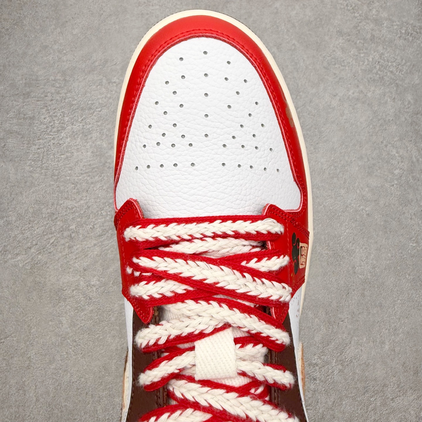 图片[4]-＃K版 Air Jordan AJ1 Low 低帮 IQ5321-121 全新流水线出品 DT版本唯一平替选择 市场第二梯队最强版 全部原鞋开发 原楦原纸板开发 全鞋电脑针车 原厂内置全掌气垫 原盒内在原标 唯一Zp原版鞋带绑法 免检产品 全新2022版型 全头层皮料 完美零毛边处理 原厂配置全掌气垫 价格定位良心 几十个配色陆续出货 实拍调校N版已经零色差零失真 百分百还原实物色彩所见即所得 不存在货不对板色差等低级问题 选购参考实物拍摄 不混卖不参货 只用心做好货严格选品 承诺混一赔十 尺码：36 36.5 37.5 38 38.5 39 40 40.5 41 42 42.5 43 44 44.5 45-选品中心