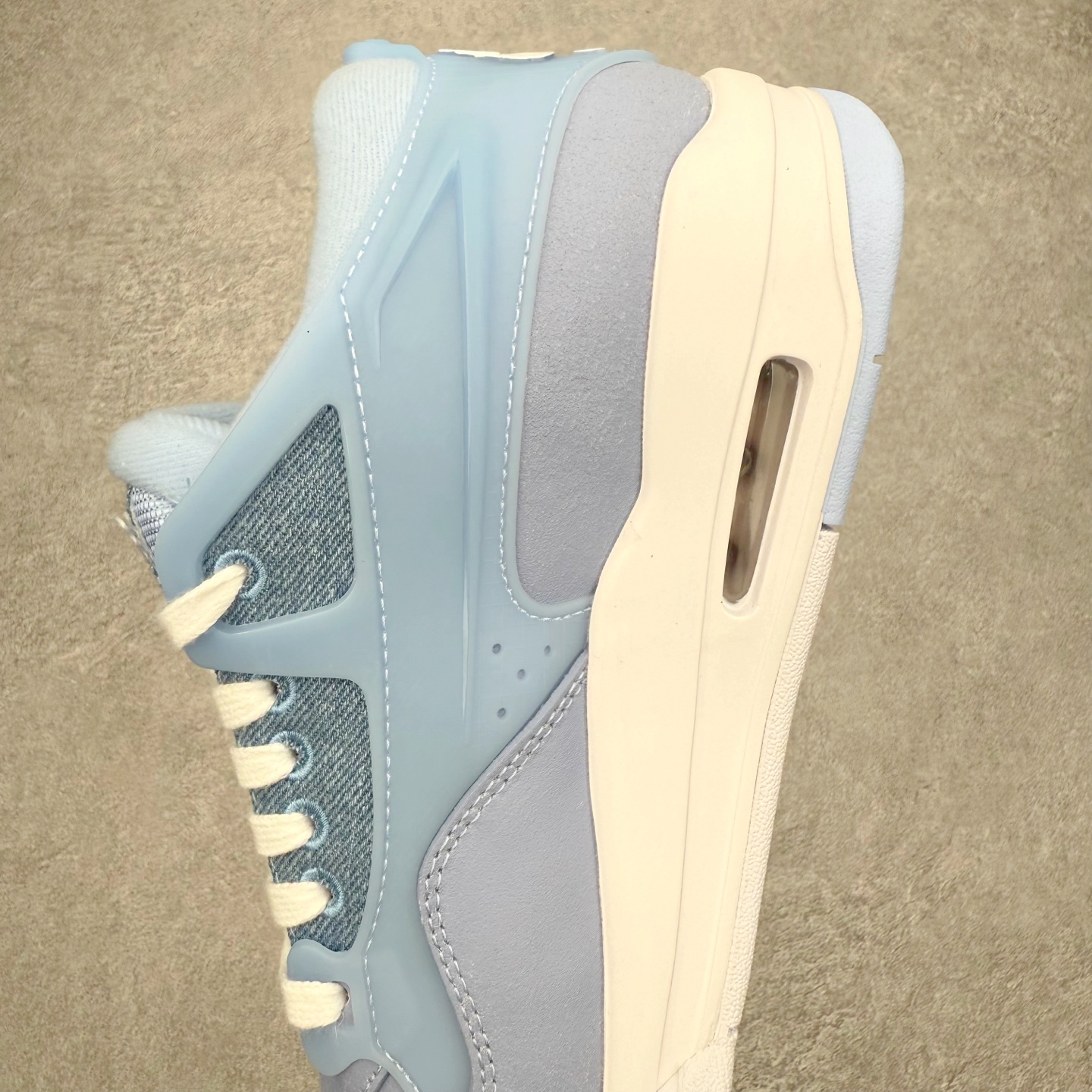 图片[7]-＃KZ纯原 Air Jordan AJ4 RM 重制版低帮复古篮球鞋 IH2348-400 亲自操刀耗时半年巨作 全套原纸板楦头开发 确保原汁原味 完美呈现版型 一比一鞋头弧度高度鞋身弧度 原厂TPU 正确内里网布 菱角分明不变形无多余毛边 柔软性质感一致于原鞋 原厂织唛标 原厂飞人电绣工艺 尾指中部跳三针 独家绑鞋带手法 印刷中底布 四线拉帮 米色美纹纸贴合固定 进口港宝加持 后跟自然饱满 全鞋荧光划线卡点 追求极致完美 每一双都是工艺品 多重QC质检 超越公司货的品控标准 实实在在的免检产品 采用了低帮的设计 并保留了众多AJ4的经典元素 鞋身以皮革、麂皮材质拼接打造 AJ4经典的TPU材质延伸至后跟 增强鞋款稳定性 而鞋身侧面的网格设计则被取消 尾部的NIKE AIR标志也得到保留 并同时带有飞人logo 中底部分同样搭载了可视AIR气垫 鞋底采用米白色中底和外底呈现 为整个设计收尾 尺码：36 36.5 37.5 38 38.5 39 40 40.5 41 42 42.5 43 44 44.5 45 46 47.5 48.5-选品中心