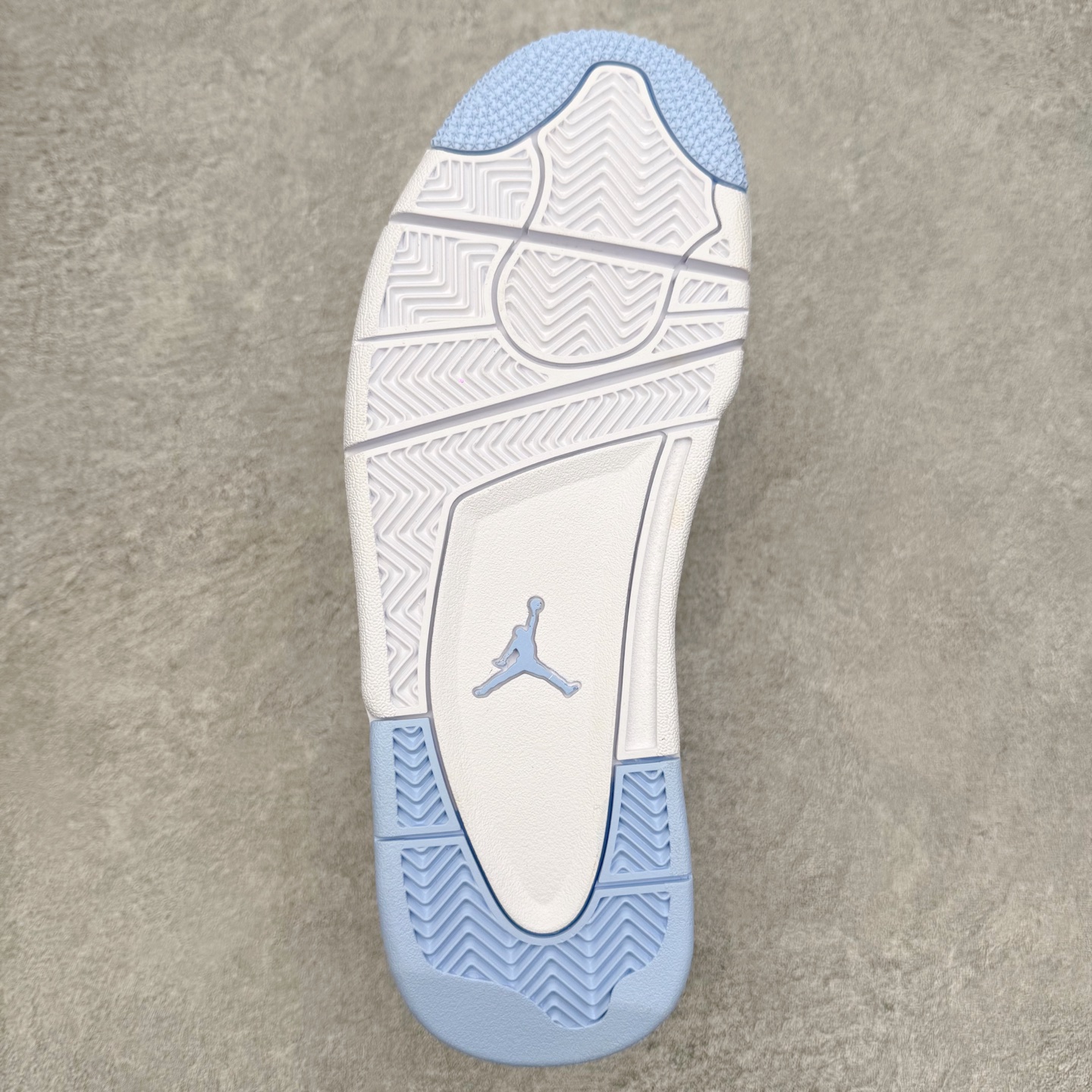 图片[9]-＃KZ纯原 Air Jordan AJ4 RM 重制版低帮复古篮球鞋 IH2348-400 亲自操刀耗时半年巨作 全套原纸板楦头开发 确保原汁原味 完美呈现版型 一比一鞋头弧度高度鞋身弧度 原厂TPU 正确内里网布 菱角分明不变形无多余毛边 柔软性质感一致于原鞋 原厂织唛标 原厂飞人电绣工艺 尾指中部跳三针 独家绑鞋带手法 印刷中底布 四线拉帮 米色美纹纸贴合固定 进口港宝加持 后跟自然饱满 全鞋荧光划线卡点 追求极致完美 每一双都是工艺品 多重QC质检 超越公司货的品控标准 实实在在的免检产品 采用了低帮的设计 并保留了众多AJ4的经典元素 鞋身以皮革、麂皮材质拼接打造 AJ4经典的TPU材质延伸至后跟 增强鞋款稳定性 而鞋身侧面的网格设计则被取消 尾部的NIKE AIR标志也得到保留 并同时带有飞人logo 中底部分同样搭载了可视AIR气垫 鞋底采用米白色中底和外底呈现 为整个设计收尾 尺码：36 36.5 37.5 38 38.5 39 40 40.5 41 42 42.5 43 44 44.5 45 46 47.5 48.5-选品中心