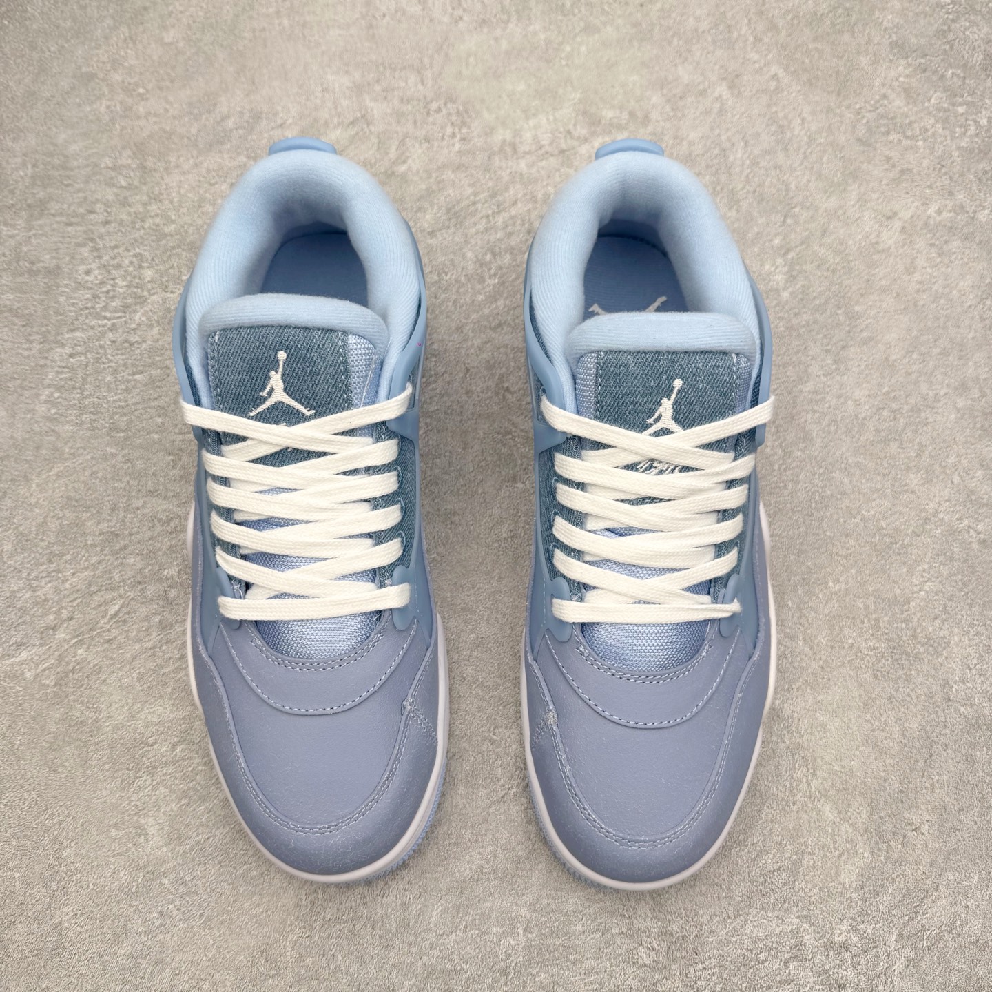 图片[2]-＃KZ纯原 Air Jordan AJ4 RM 重制版低帮复古篮球鞋 IH2348-400 亲自操刀耗时半年巨作 全套原纸板楦头开发 确保原汁原味 完美呈现版型 一比一鞋头弧度高度鞋身弧度 原厂TPU 正确内里网布 菱角分明不变形无多余毛边 柔软性质感一致于原鞋 原厂织唛标 原厂飞人电绣工艺 尾指中部跳三针 独家绑鞋带手法 印刷中底布 四线拉帮 米色美纹纸贴合固定 进口港宝加持 后跟自然饱满 全鞋荧光划线卡点 追求极致完美 每一双都是工艺品 多重QC质检 超越公司货的品控标准 实实在在的免检产品 采用了低帮的设计 并保留了众多AJ4的经典元素 鞋身以皮革、麂皮材质拼接打造 AJ4经典的TPU材质延伸至后跟 增强鞋款稳定性 而鞋身侧面的网格设计则被取消 尾部的NIKE AIR标志也得到保留 并同时带有飞人logo 中底部分同样搭载了可视AIR气垫 鞋底采用米白色中底和外底呈现 为整个设计收尾 尺码：36 36.5 37.5 38 38.5 39 40 40.5 41 42 42.5 43 44 44.5 45 46 47.5 48.5-选品中心