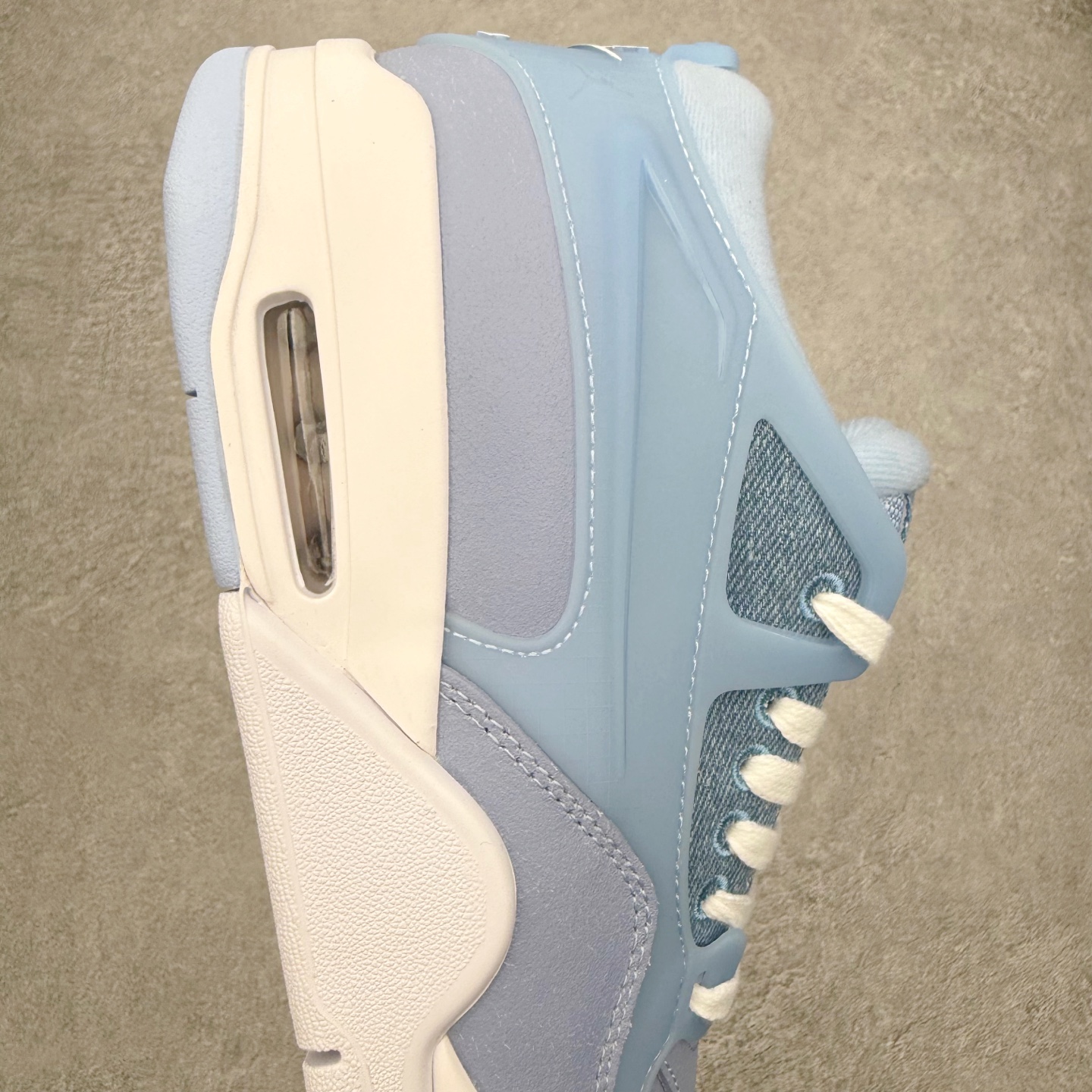 图片[6]-＃KZ纯原 Air Jordan AJ4 RM 重制版低帮复古篮球鞋 IH2348-400 亲自操刀耗时半年巨作 全套原纸板楦头开发 确保原汁原味 完美呈现版型 一比一鞋头弧度高度鞋身弧度 原厂TPU 正确内里网布 菱角分明不变形无多余毛边 柔软性质感一致于原鞋 原厂织唛标 原厂飞人电绣工艺 尾指中部跳三针 独家绑鞋带手法 印刷中底布 四线拉帮 米色美纹纸贴合固定 进口港宝加持 后跟自然饱满 全鞋荧光划线卡点 追求极致完美 每一双都是工艺品 多重QC质检 超越公司货的品控标准 实实在在的免检产品 采用了低帮的设计 并保留了众多AJ4的经典元素 鞋身以皮革、麂皮材质拼接打造 AJ4经典的TPU材质延伸至后跟 增强鞋款稳定性 而鞋身侧面的网格设计则被取消 尾部的NIKE AIR标志也得到保留 并同时带有飞人logo 中底部分同样搭载了可视AIR气垫 鞋底采用米白色中底和外底呈现 为整个设计收尾 尺码：36 36.5 37.5 38 38.5 39 40 40.5 41 42 42.5 43 44 44.5 45 46 47.5 48.5-选品中心