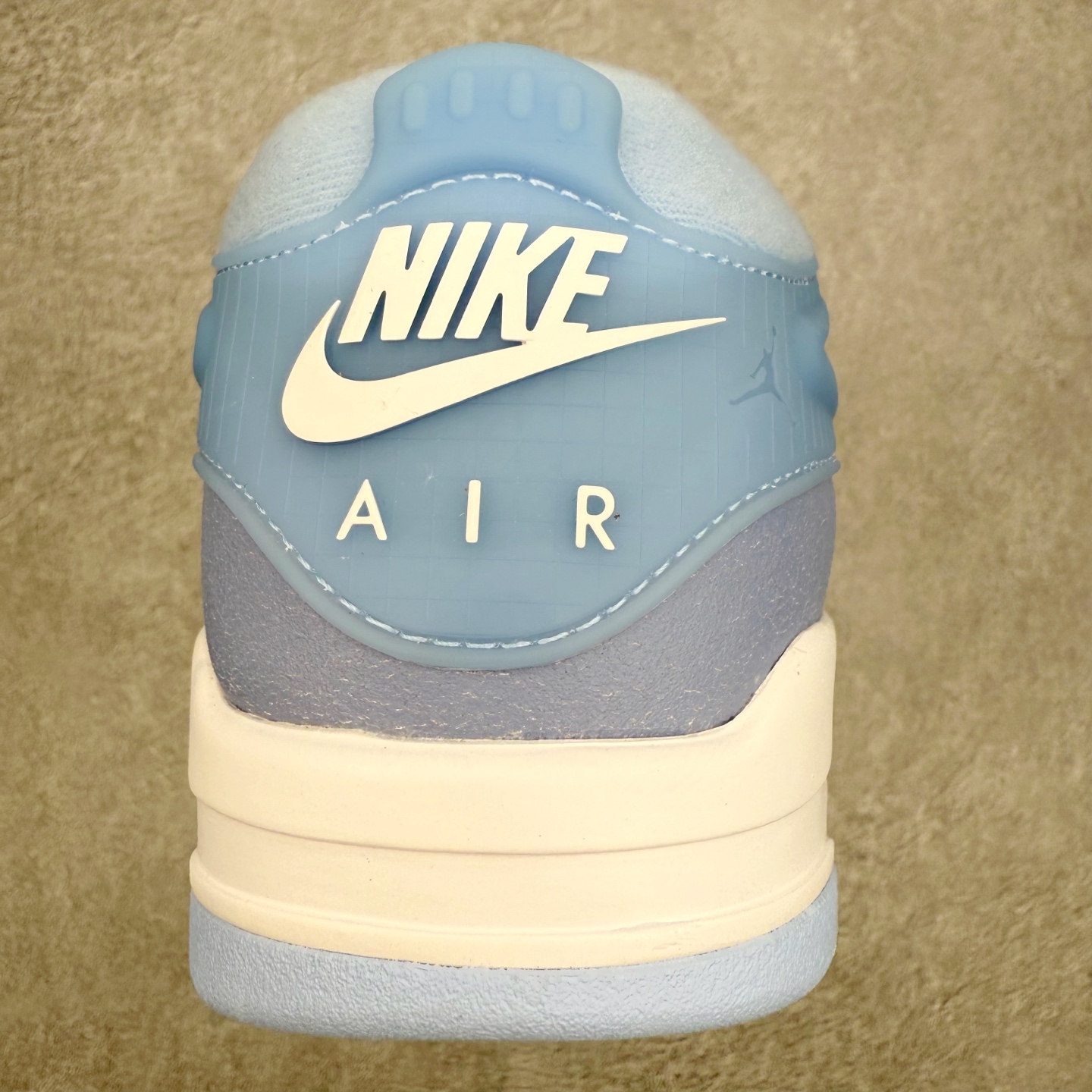 图片[8]-＃KZ纯原 Air Jordan AJ4 RM 重制版低帮复古篮球鞋 IH2348-400 亲自操刀耗时半年巨作 全套原纸板楦头开发 确保原汁原味 完美呈现版型 一比一鞋头弧度高度鞋身弧度 原厂TPU 正确内里网布 菱角分明不变形无多余毛边 柔软性质感一致于原鞋 原厂织唛标 原厂飞人电绣工艺 尾指中部跳三针 独家绑鞋带手法 印刷中底布 四线拉帮 米色美纹纸贴合固定 进口港宝加持 后跟自然饱满 全鞋荧光划线卡点 追求极致完美 每一双都是工艺品 多重QC质检 超越公司货的品控标准 实实在在的免检产品 采用了低帮的设计 并保留了众多AJ4的经典元素 鞋身以皮革、麂皮材质拼接打造 AJ4经典的TPU材质延伸至后跟 增强鞋款稳定性 而鞋身侧面的网格设计则被取消 尾部的NIKE AIR标志也得到保留 并同时带有飞人logo 中底部分同样搭载了可视AIR气垫 鞋底采用米白色中底和外底呈现 为整个设计收尾 尺码：36 36.5 37.5 38 38.5 39 40 40.5 41 42 42.5 43 44 44.5 45 46 47.5 48.5-选品中心