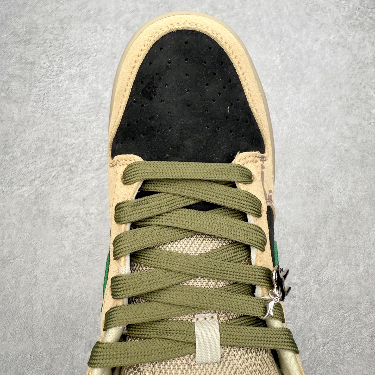 图片[4]-＃F版 NK SB Dunk Low Pro HJ0367-200 实力大厂出品 新配色陆续开发 利润个位数只为口碑 全套原纸板楦头开发 确保原汁原味 完美呈现DUNK版型 一比一鞋头弧度高度鞋身弧度 此版本只针对中端市场 皮料材质有所更替 其他数据细节工艺流程均保持一致 绝不口嗨 细节品控鞋型随意对比 独家私模官方第六代原厂航空铝磨具打磨大底 鞋头坡度极致还原 无解鞋型 原盒原配 圈内天花板工艺 原厂玻璃冲刀 超高清洁度 全鞋零毛边皮料切割 原厂中底布点胶 中底布拉帮走线遵循公司 尺码：36 36.5 37.5 38 38.5 39 40 40.5 41 42 42.5 43 44 44.5 45 46-选品中心