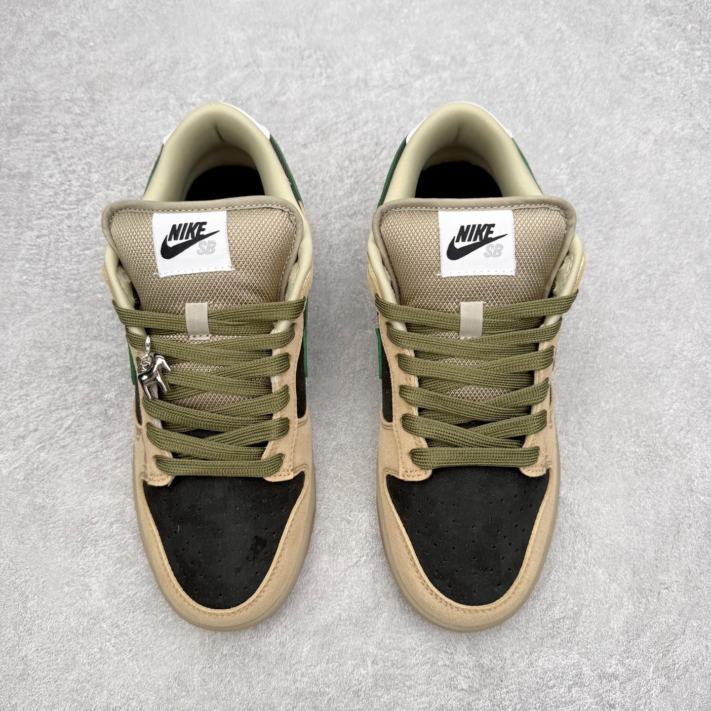 图片[2]-＃F版 NK SB Dunk Low Pro HJ0367-200 实力大厂出品 新配色陆续开发 利润个位数只为口碑 全套原纸板楦头开发 确保原汁原味 完美呈现DUNK版型 一比一鞋头弧度高度鞋身弧度 此版本只针对中端市场 皮料材质有所更替 其他数据细节工艺流程均保持一致 绝不口嗨 细节品控鞋型随意对比 独家私模官方第六代原厂航空铝磨具打磨大底 鞋头坡度极致还原 无解鞋型 原盒原配 圈内天花板工艺 原厂玻璃冲刀 超高清洁度 全鞋零毛边皮料切割 原厂中底布点胶 中底布拉帮走线遵循公司 尺码：36 36.5 37.5 38 38.5 39 40 40.5 41 42 42.5 43 44 44.5 45 46-选品中心