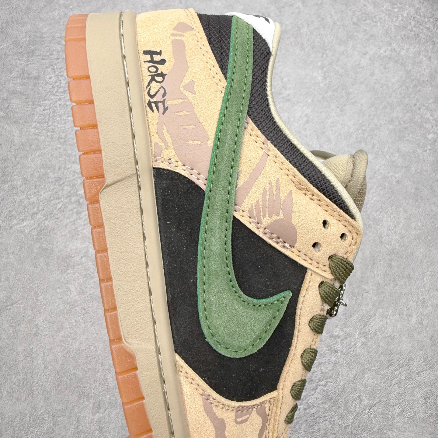 图片[6]-＃F版 NK SB Dunk Low Pro HJ0367-200 实力大厂出品 新配色陆续开发 利润个位数只为口碑 全套原纸板楦头开发 确保原汁原味 完美呈现DUNK版型 一比一鞋头弧度高度鞋身弧度 此版本只针对中端市场 皮料材质有所更替 其他数据细节工艺流程均保持一致 绝不口嗨 细节品控鞋型随意对比 独家私模官方第六代原厂航空铝磨具打磨大底 鞋头坡度极致还原 无解鞋型 原盒原配 圈内天花板工艺 原厂玻璃冲刀 超高清洁度 全鞋零毛边皮料切割 原厂中底布点胶 中底布拉帮走线遵循公司 尺码：36 36.5 37.5 38 38.5 39 40 40.5 41 42 42.5 43 44 44.5 45 46-选品中心