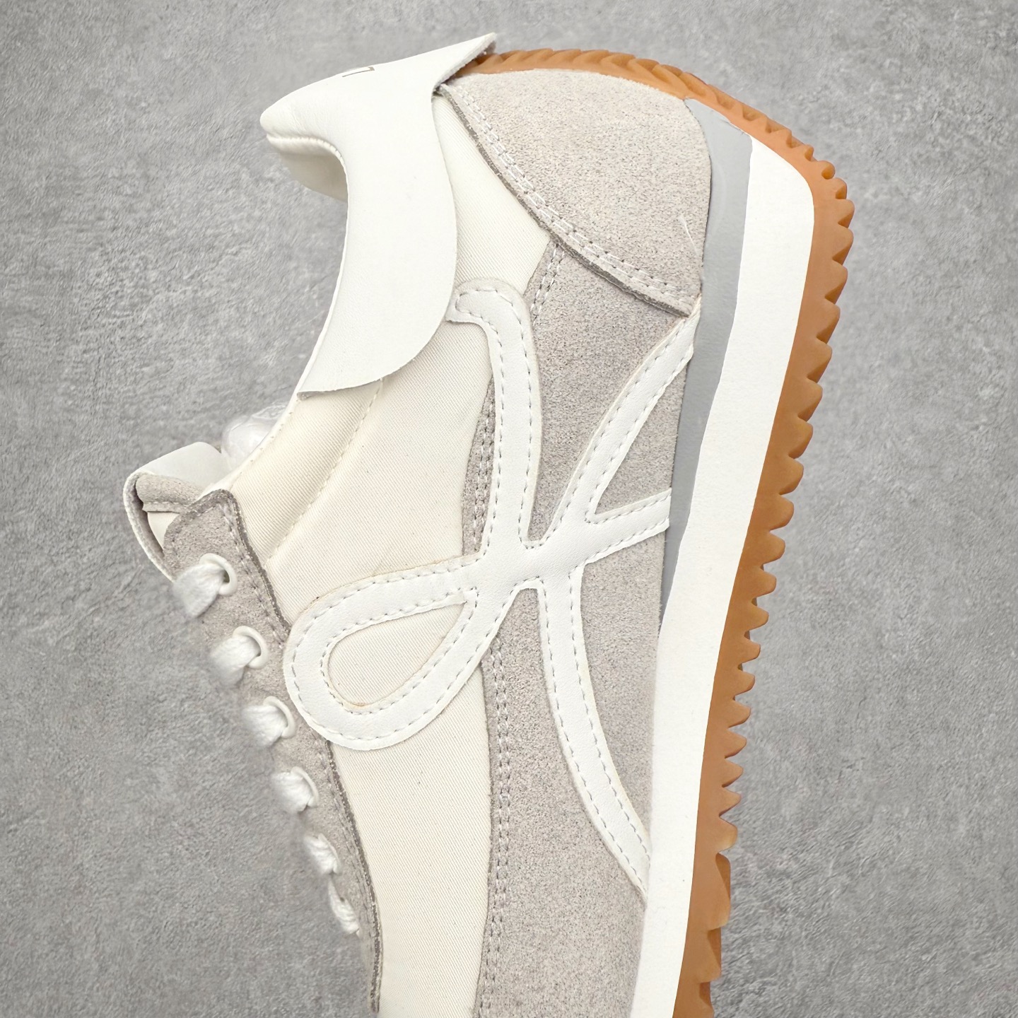 图片[7]-罗意威Loewe Ballet Runner 2.0 Sneakers 芭蕾舞2.0系列阿甘复古风德训薄底百搭休闲运动鞋 市面最高性价比 实体平台跑量 主打推荐好货 采用反绒牛皮革拼接头层皮饰片鞋面材质鞋身原装高密度防刮尼龙面料,极好柔软效果双层乳胶缓震鞋垫外部搭配轻量EVA缓震组合橡胶防滑片装外底不对称鞋头设计、袜状内部结构，轻盈橡胶外底延伸至鞋头 20 毫米鞋跟，附白色和同色系鞋带侧面饰有 L 徽标，鞋舌饰有压纹 Anagram 后跟标签饰有注塑橡胶 LOEWE 标志升级原楦型开发纸版全手工拉帮工艺成型 尺码：35 36 37 38 39 40 41 42 43 44 45-选品中心