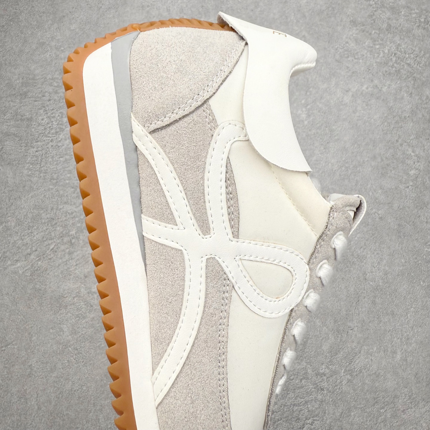 图片[6]-罗意威Loewe Ballet Runner 2.0 Sneakers 芭蕾舞2.0系列阿甘复古风德训薄底百搭休闲运动鞋 市面最高性价比 实体平台跑量 主打推荐好货 采用反绒牛皮革拼接头层皮饰片鞋面材质鞋身原装高密度防刮尼龙面料,极好柔软效果双层乳胶缓震鞋垫外部搭配轻量EVA缓震组合橡胶防滑片装外底不对称鞋头设计、袜状内部结构，轻盈橡胶外底延伸至鞋头 20 毫米鞋跟，附白色和同色系鞋带侧面饰有 L 徽标，鞋舌饰有压纹 Anagram 后跟标签饰有注塑橡胶 LOEWE 标志升级原楦型开发纸版全手工拉帮工艺成型 尺码：35 36 37 38 39 40 41 42 43 44 45-选品中心