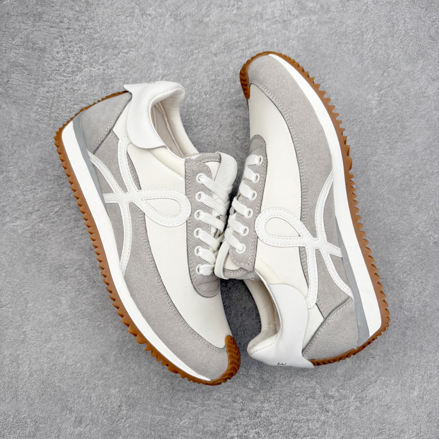 图片[3]-罗意威Loewe Ballet Runner 2.0 Sneakers 芭蕾舞2.0系列阿甘复古风德训薄底百搭休闲运动鞋 市面最高性价比 实体平台跑量 主打推荐好货 采用反绒牛皮革拼接头层皮饰片鞋面材质鞋身原装高密度防刮尼龙面料,极好柔软效果双层乳胶缓震鞋垫外部搭配轻量EVA缓震组合橡胶防滑片装外底不对称鞋头设计、袜状内部结构，轻盈橡胶外底延伸至鞋头 20 毫米鞋跟，附白色和同色系鞋带侧面饰有 L 徽标，鞋舌饰有压纹 Anagram 后跟标签饰有注塑橡胶 LOEWE 标志升级原楦型开发纸版全手工拉帮工艺成型 尺码：35 36 37 38 39 40 41 42 43 44 45-选品中心