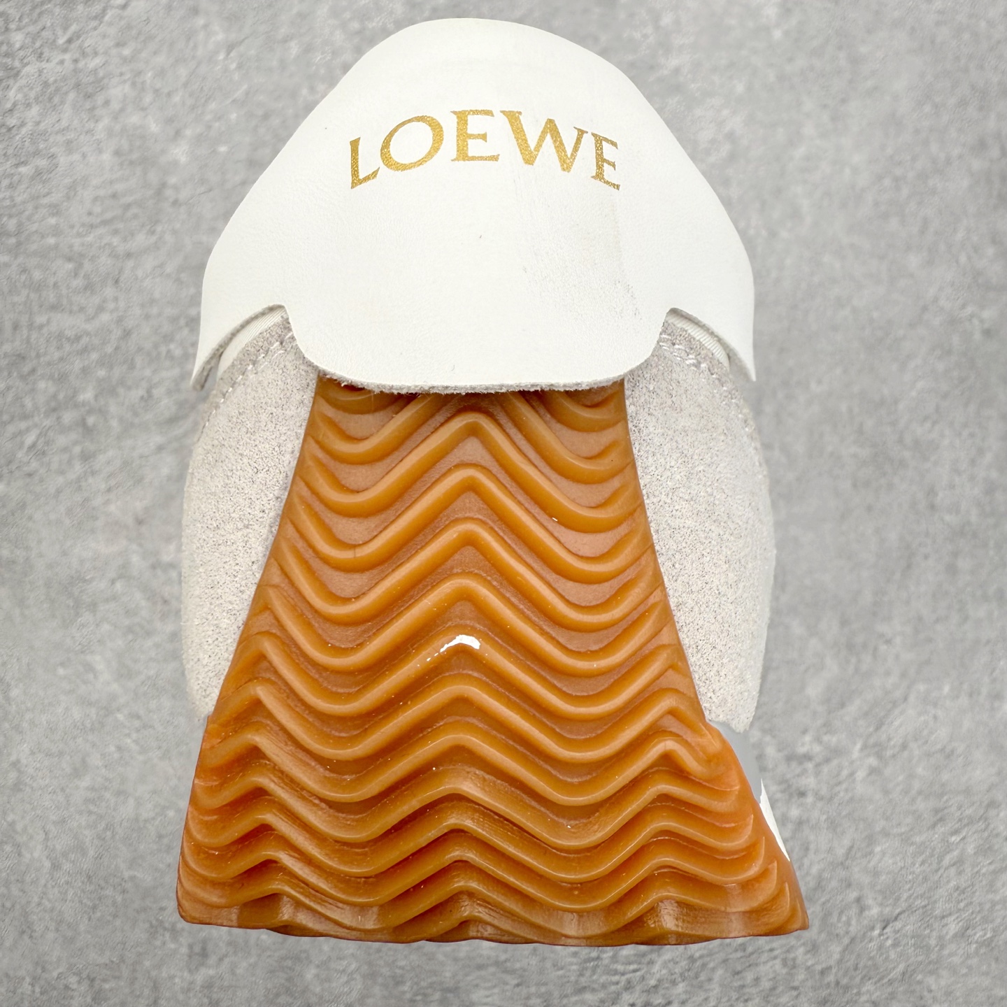 图片[8]-罗意威Loewe Ballet Runner 2.0 Sneakers 芭蕾舞2.0系列阿甘复古风德训薄底百搭休闲运动鞋 市面最高性价比 实体平台跑量 主打推荐好货 采用反绒牛皮革拼接头层皮饰片鞋面材质鞋身原装高密度防刮尼龙面料,极好柔软效果双层乳胶缓震鞋垫外部搭配轻量EVA缓震组合橡胶防滑片装外底不对称鞋头设计、袜状内部结构，轻盈橡胶外底延伸至鞋头 20 毫米鞋跟，附白色和同色系鞋带侧面饰有 L 徽标，鞋舌饰有压纹 Anagram 后跟标签饰有注塑橡胶 LOEWE 标志升级原楦型开发纸版全手工拉帮工艺成型 尺码：35 36 37 38 39 40 41 42 43 44 45-选品中心