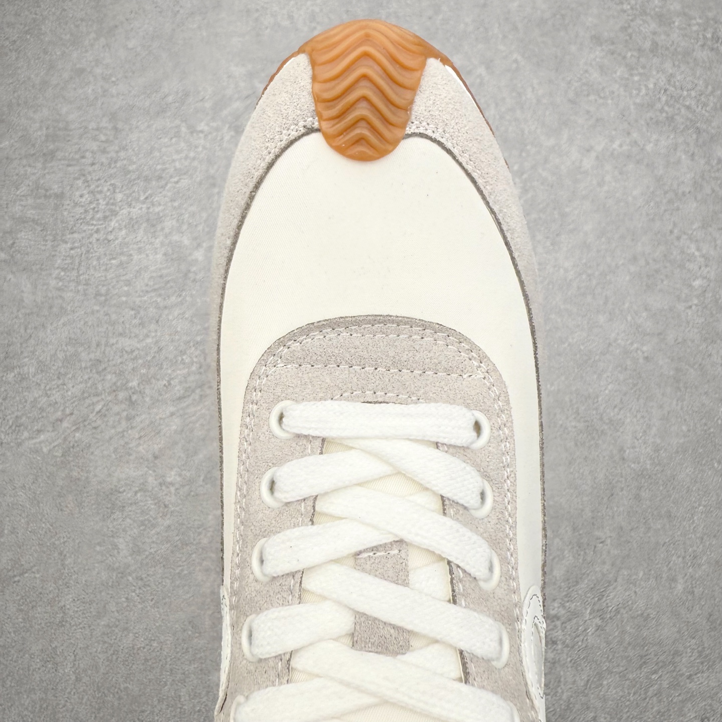 图片[4]-罗意威Loewe Ballet Runner 2.0 Sneakers 芭蕾舞2.0系列阿甘复古风德训薄底百搭休闲运动鞋 市面最高性价比 实体平台跑量 主打推荐好货 采用反绒牛皮革拼接头层皮饰片鞋面材质鞋身原装高密度防刮尼龙面料,极好柔软效果双层乳胶缓震鞋垫外部搭配轻量EVA缓震组合橡胶防滑片装外底不对称鞋头设计、袜状内部结构，轻盈橡胶外底延伸至鞋头 20 毫米鞋跟，附白色和同色系鞋带侧面饰有 L 徽标，鞋舌饰有压纹 Anagram 后跟标签饰有注塑橡胶 LOEWE 标志升级原楦型开发纸版全手工拉帮工艺成型 尺码：35 36 37 38 39 40 41 42 43 44 45-选品中心