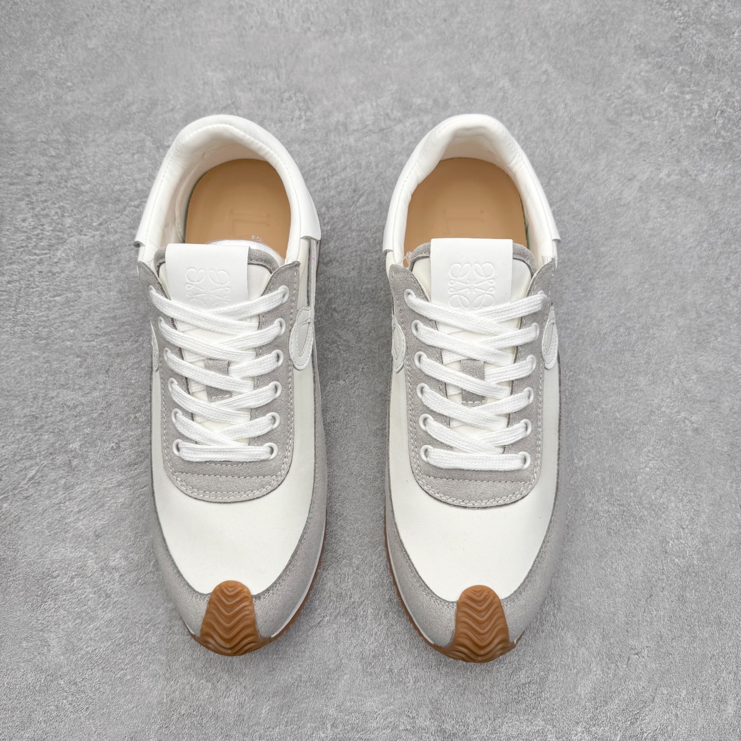 图片[2]-罗意威Loewe Ballet Runner 2.0 Sneakers 芭蕾舞2.0系列阿甘复古风德训薄底百搭休闲运动鞋 市面最高性价比 实体平台跑量 主打推荐好货 采用反绒牛皮革拼接头层皮饰片鞋面材质鞋身原装高密度防刮尼龙面料,极好柔软效果双层乳胶缓震鞋垫外部搭配轻量EVA缓震组合橡胶防滑片装外底不对称鞋头设计、袜状内部结构，轻盈橡胶外底延伸至鞋头 20 毫米鞋跟，附白色和同色系鞋带侧面饰有 L 徽标，鞋舌饰有压纹 Anagram 后跟标签饰有注塑橡胶 LOEWE 标志升级原楦型开发纸版全手工拉帮工艺成型 尺码：35 36 37 38 39 40 41 42 43 44 45-选品中心