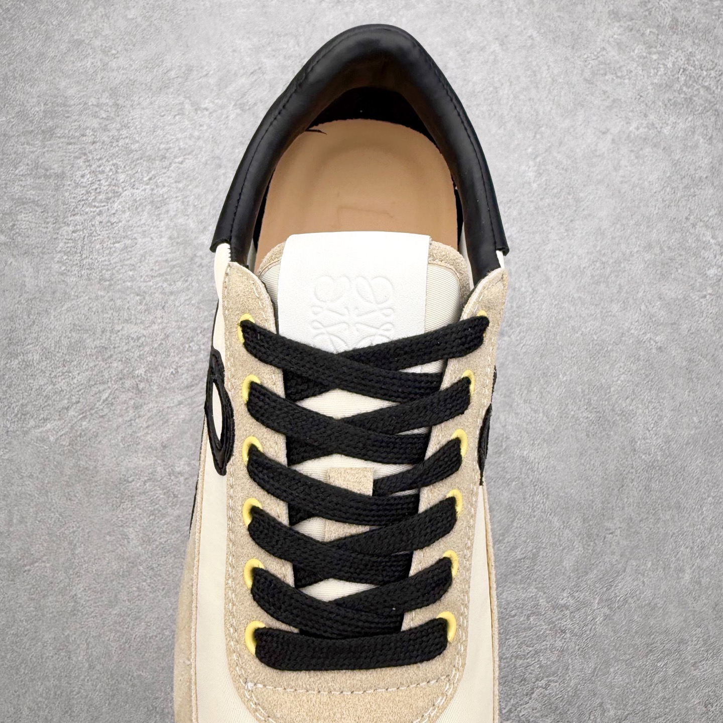 图片[5]-罗意威Loewe Ballet Runner 2.0 Sneakers 芭蕾舞2.0系列阿甘复古风德训薄底百搭休闲运动鞋 市面最高性价比 实体平台跑量 主打推荐好货 采用反绒牛皮革拼接头层皮饰片鞋面材质鞋身原装高密度防刮尼龙面料,极好柔软效果双层乳胶缓震鞋垫外部搭配轻量EVA缓震组合橡胶防滑片装外底不对称鞋头设计、袜状内部结构，轻盈橡胶外底延伸至鞋头 20 毫米鞋跟，附白色和同色系鞋带侧面饰有 L 徽标，鞋舌饰有压纹 Anagram 后跟标签饰有注塑橡胶 LOEWE 标志升级原楦型开发纸版全手工拉帮工艺成型 尺码：35 36 37 38 39 40 41 42 43 44 45-选品中心