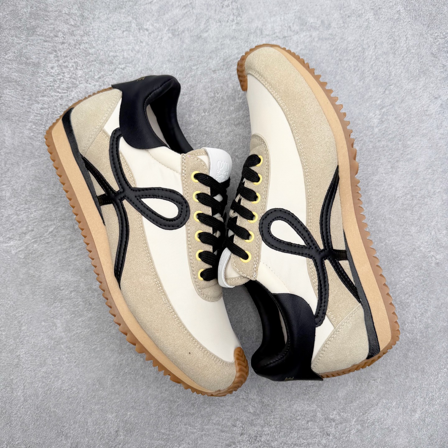 图片[3]-罗意威Loewe Ballet Runner 2.0 Sneakers 芭蕾舞2.0系列阿甘复古风德训薄底百搭休闲运动鞋 市面最高性价比 实体平台跑量 主打推荐好货 采用反绒牛皮革拼接头层皮饰片鞋面材质鞋身原装高密度防刮尼龙面料,极好柔软效果双层乳胶缓震鞋垫外部搭配轻量EVA缓震组合橡胶防滑片装外底不对称鞋头设计、袜状内部结构，轻盈橡胶外底延伸至鞋头 20 毫米鞋跟，附白色和同色系鞋带侧面饰有 L 徽标，鞋舌饰有压纹 Anagram 后跟标签饰有注塑橡胶 LOEWE 标志升级原楦型开发纸版全手工拉帮工艺成型 尺码：35 36 37 38 39 40 41 42 43 44 45-选品中心