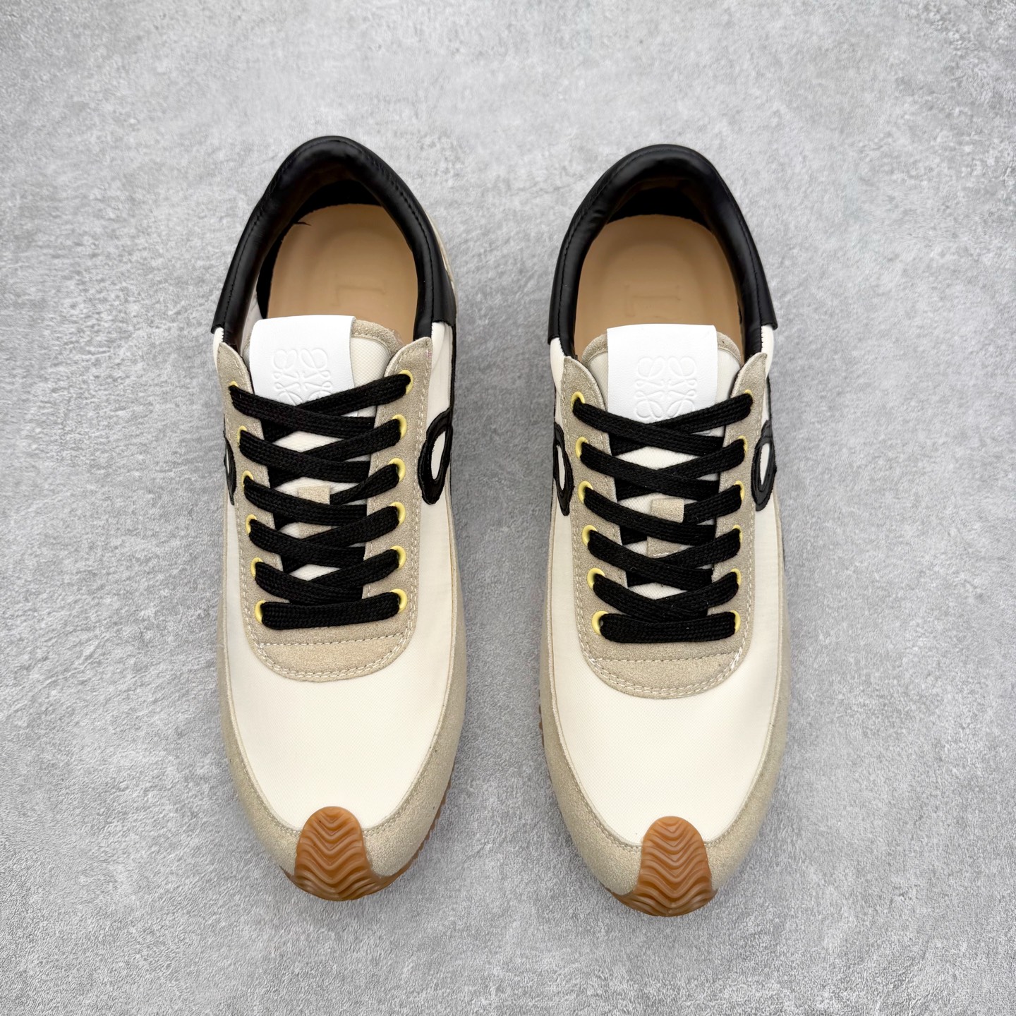 图片[2]-罗意威Loewe Ballet Runner 2.0 Sneakers 芭蕾舞2.0系列阿甘复古风德训薄底百搭休闲运动鞋 市面最高性价比 实体平台跑量 主打推荐好货 采用反绒牛皮革拼接头层皮饰片鞋面材质鞋身原装高密度防刮尼龙面料,极好柔软效果双层乳胶缓震鞋垫外部搭配轻量EVA缓震组合橡胶防滑片装外底不对称鞋头设计、袜状内部结构，轻盈橡胶外底延伸至鞋头 20 毫米鞋跟，附白色和同色系鞋带侧面饰有 L 徽标，鞋舌饰有压纹 Anagram 后跟标签饰有注塑橡胶 LOEWE 标志升级原楦型开发纸版全手工拉帮工艺成型 尺码：35 36 37 38 39 40 41 42 43 44 45-选品中心