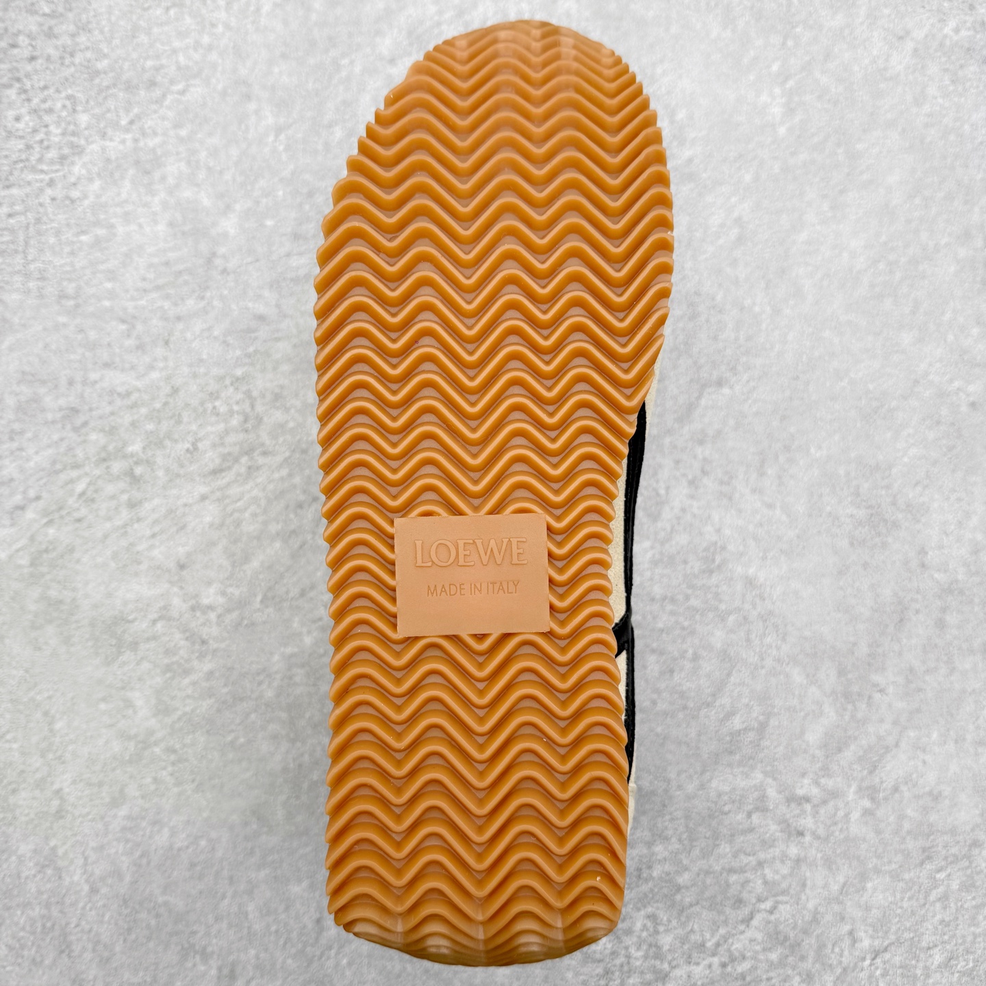 图片[9]-罗意威Loewe Ballet Runner 2.0 Sneakers 芭蕾舞2.0系列阿甘复古风德训薄底百搭休闲运动鞋 市面最高性价比 实体平台跑量 主打推荐好货 采用反绒牛皮革拼接头层皮饰片鞋面材质鞋身原装高密度防刮尼龙面料,极好柔软效果双层乳胶缓震鞋垫外部搭配轻量EVA缓震组合橡胶防滑片装外底不对称鞋头设计、袜状内部结构，轻盈橡胶外底延伸至鞋头 20 毫米鞋跟，附白色和同色系鞋带侧面饰有 L 徽标，鞋舌饰有压纹 Anagram 后跟标签饰有注塑橡胶 LOEWE 标志升级原楦型开发纸版全手工拉帮工艺成型 尺码：35 36 37 38 39 40 41 42 43 44 45-选品中心