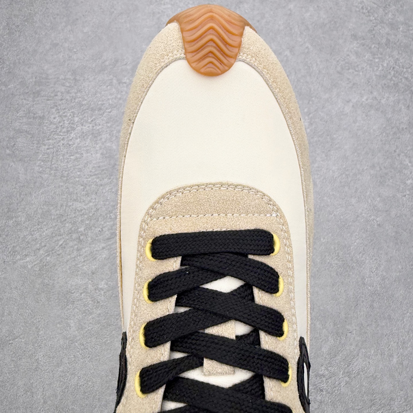 图片[4]-罗意威Loewe Ballet Runner 2.0 Sneakers 芭蕾舞2.0系列阿甘复古风德训薄底百搭休闲运动鞋 市面最高性价比 实体平台跑量 主打推荐好货 采用反绒牛皮革拼接头层皮饰片鞋面材质鞋身原装高密度防刮尼龙面料,极好柔软效果双层乳胶缓震鞋垫外部搭配轻量EVA缓震组合橡胶防滑片装外底不对称鞋头设计、袜状内部结构，轻盈橡胶外底延伸至鞋头 20 毫米鞋跟，附白色和同色系鞋带侧面饰有 L 徽标，鞋舌饰有压纹 Anagram 后跟标签饰有注塑橡胶 LOEWE 标志升级原楦型开发纸版全手工拉帮工艺成型 尺码：35 36 37 38 39 40 41 42 43 44 45-选品中心