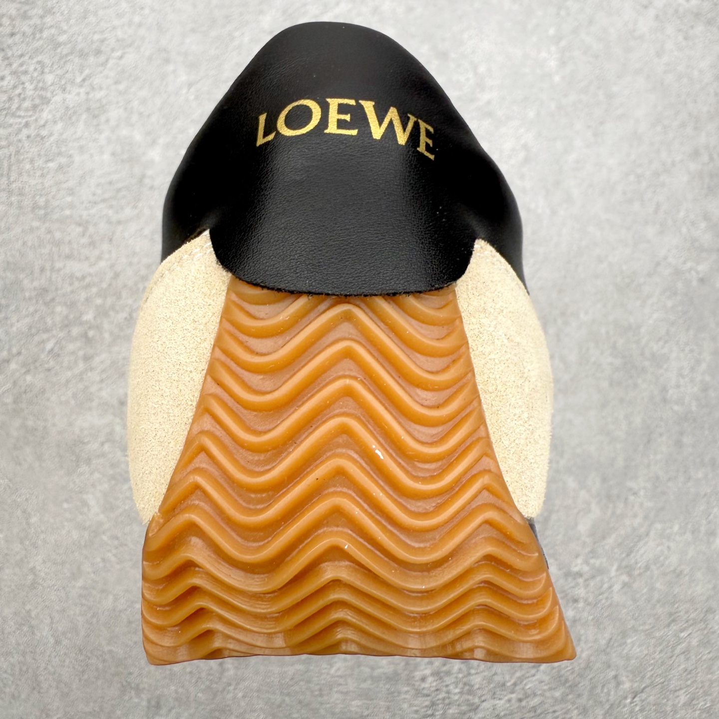 图片[8]-罗意威Loewe Ballet Runner 2.0 Sneakers 芭蕾舞2.0系列阿甘复古风德训薄底百搭休闲运动鞋 市面最高性价比 实体平台跑量 主打推荐好货 采用反绒牛皮革拼接头层皮饰片鞋面材质鞋身原装高密度防刮尼龙面料,极好柔软效果双层乳胶缓震鞋垫外部搭配轻量EVA缓震组合橡胶防滑片装外底不对称鞋头设计、袜状内部结构，轻盈橡胶外底延伸至鞋头 20 毫米鞋跟，附白色和同色系鞋带侧面饰有 L 徽标，鞋舌饰有压纹 Anagram 后跟标签饰有注塑橡胶 LOEWE 标志升级原楦型开发纸版全手工拉帮工艺成型 尺码：35 36 37 38 39 40 41 42 43 44 45-选品中心