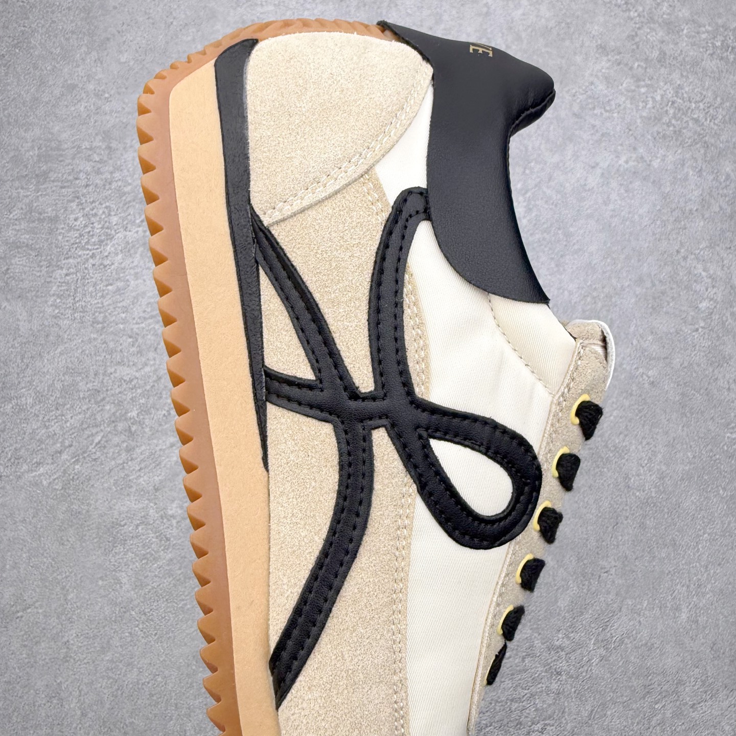 图片[6]-罗意威Loewe Ballet Runner 2.0 Sneakers 芭蕾舞2.0系列阿甘复古风德训薄底百搭休闲运动鞋 市面最高性价比 实体平台跑量 主打推荐好货 采用反绒牛皮革拼接头层皮饰片鞋面材质鞋身原装高密度防刮尼龙面料,极好柔软效果双层乳胶缓震鞋垫外部搭配轻量EVA缓震组合橡胶防滑片装外底不对称鞋头设计、袜状内部结构，轻盈橡胶外底延伸至鞋头 20 毫米鞋跟，附白色和同色系鞋带侧面饰有 L 徽标，鞋舌饰有压纹 Anagram 后跟标签饰有注塑橡胶 LOEWE 标志升级原楦型开发纸版全手工拉帮工艺成型 尺码：35 36 37 38 39 40 41 42 43 44 45-选品中心