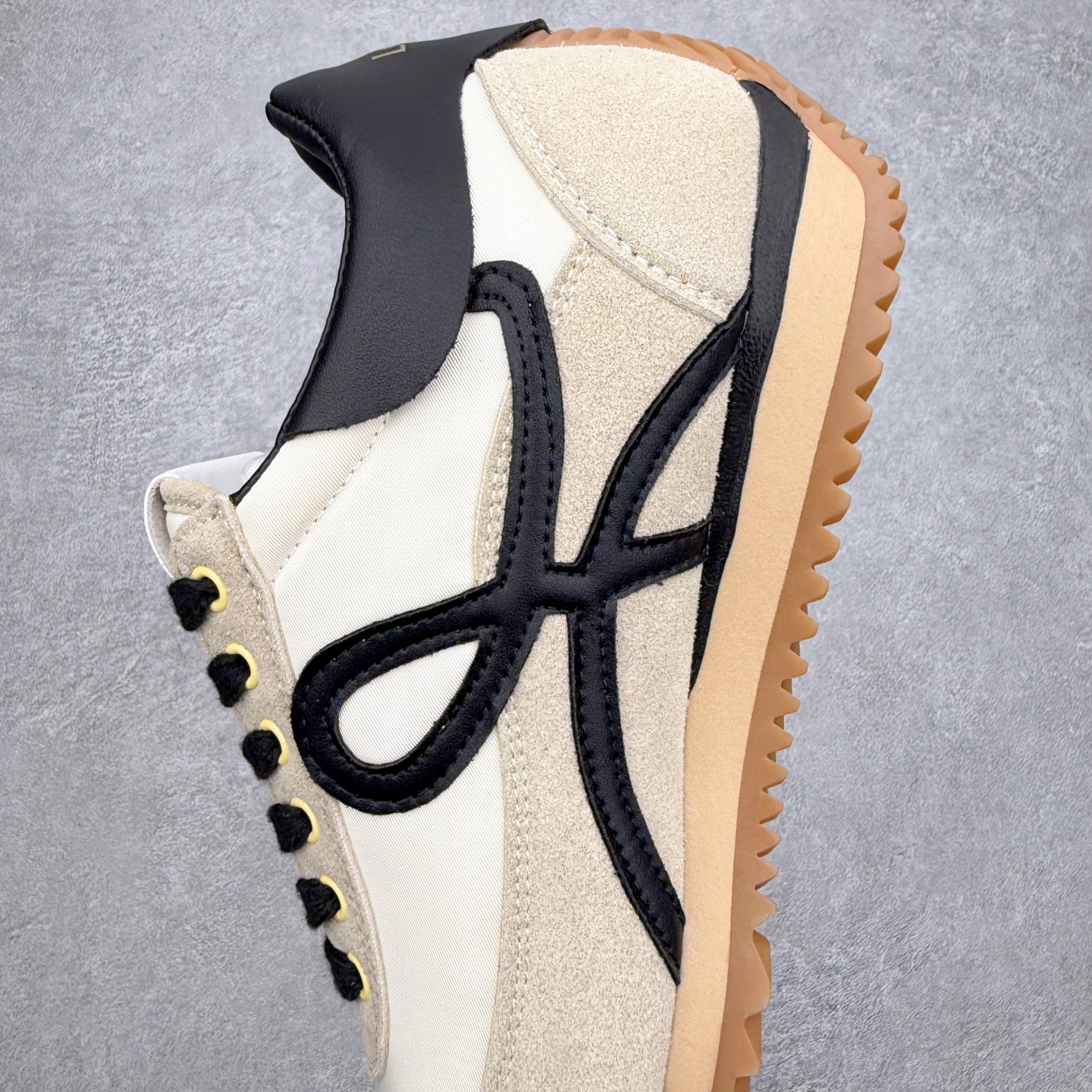 图片[7]-罗意威Loewe Ballet Runner 2.0 Sneakers 芭蕾舞2.0系列阿甘复古风德训薄底百搭休闲运动鞋 市面最高性价比 实体平台跑量 主打推荐好货 采用反绒牛皮革拼接头层皮饰片鞋面材质鞋身原装高密度防刮尼龙面料,极好柔软效果双层乳胶缓震鞋垫外部搭配轻量EVA缓震组合橡胶防滑片装外底不对称鞋头设计、袜状内部结构，轻盈橡胶外底延伸至鞋头 20 毫米鞋跟，附白色和同色系鞋带侧面饰有 L 徽标，鞋舌饰有压纹 Anagram 后跟标签饰有注塑橡胶 LOEWE 标志升级原楦型开发纸版全手工拉帮工艺成型 尺码：35 36 37 38 39 40 41 42 43 44 45-选品中心