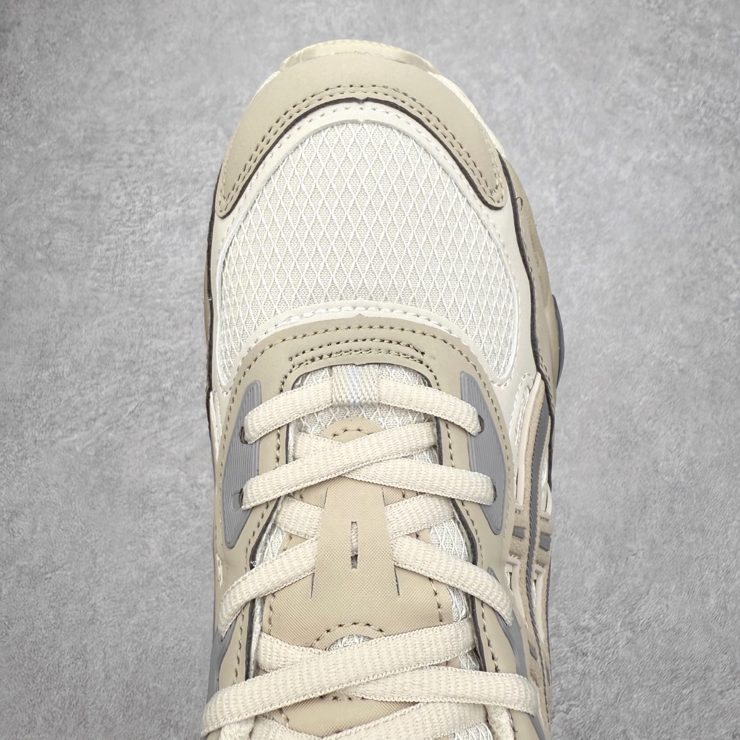 图片[4]-Asics GEL-NYC 亚瑟士防滑耐磨透气低帮运动休闲鞋 GEL-NYC™ 运动鞋的灵感源自传统和现代高性能跑步风格 其鞋面结构参考了 2000 年代初的 GEL-NIMBUS™ 3 鞋 并将其与 MC-PLUS V 设计中的各种装饰融为一体 该工装通过使用 GEL-CUMULUS® 16 鞋的工装系统来对比鞋面的复古风格 通过轻质泡沫和 GEL® 技术嵌入物的结合 这种中底结构有助于创造先进的脚底舒适度 尺码：36 37 37.5 38 39 40.5 41.5 42 42.5 43.5 44 45-选品中心