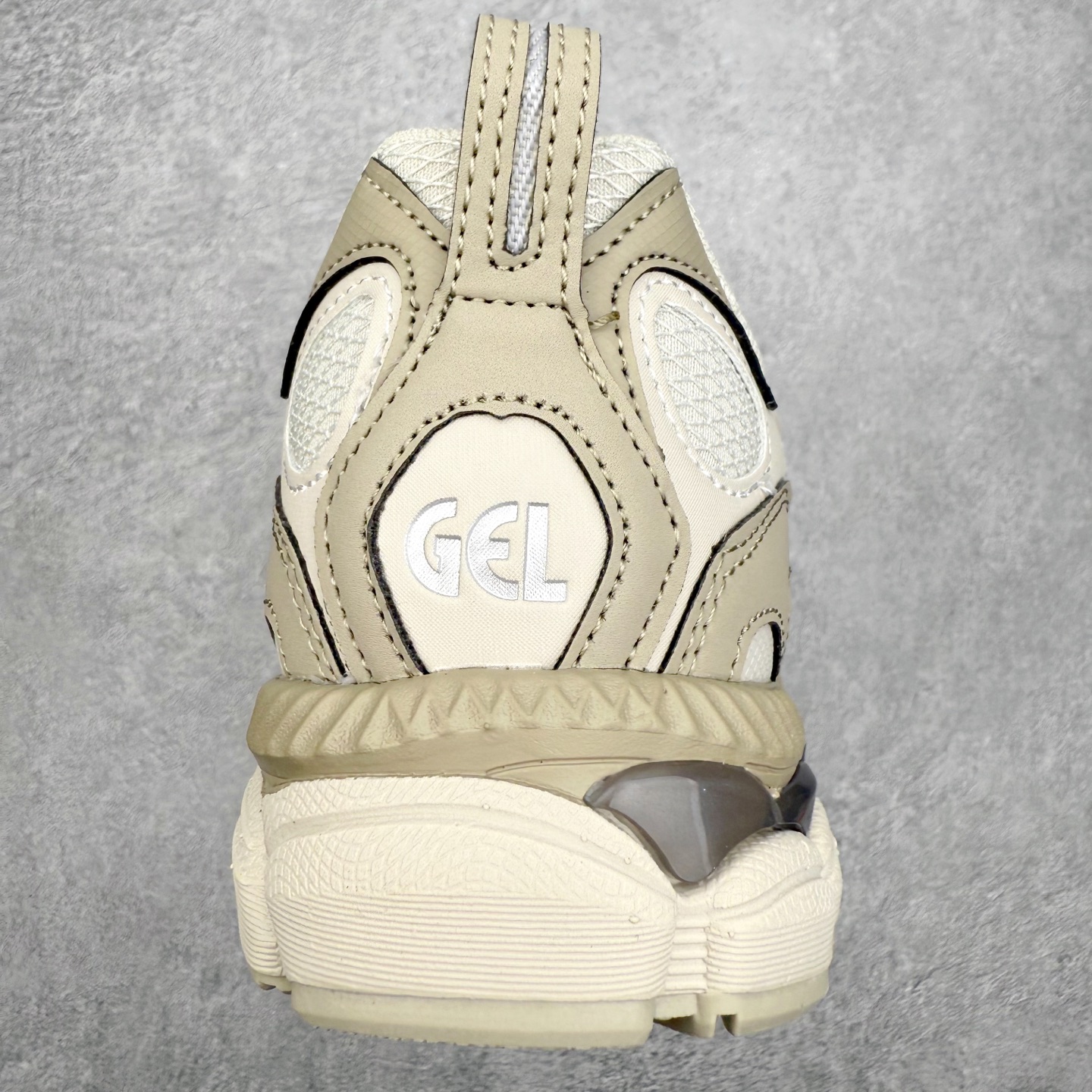 图片[8]-Asics GEL-NYC 亚瑟士防滑耐磨透气低帮运动休闲鞋 GEL-NYC™ 运动鞋的灵感源自传统和现代高性能跑步风格 其鞋面结构参考了 2000 年代初的 GEL-NIMBUS™ 3 鞋 并将其与 MC-PLUS V 设计中的各种装饰融为一体 该工装通过使用 GEL-CUMULUS® 16 鞋的工装系统来对比鞋面的复古风格 通过轻质泡沫和 GEL® 技术嵌入物的结合 这种中底结构有助于创造先进的脚底舒适度 尺码：36 37 37.5 38 39 40.5 41.5 42 42.5 43.5 44 45-选品中心