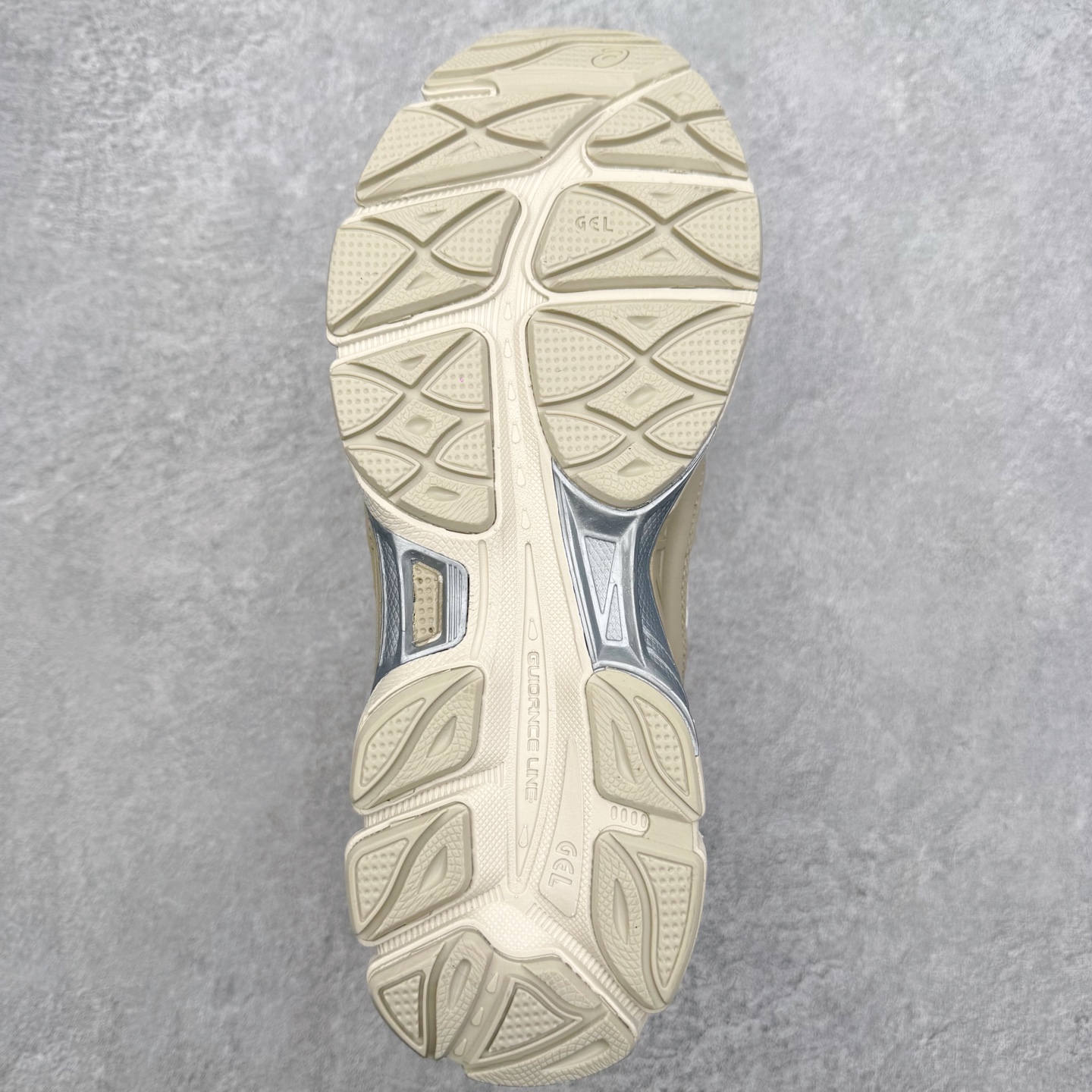 图片[9]-Asics GEL-NYC 亚瑟士防滑耐磨透气低帮运动休闲鞋 GEL-NYC™ 运动鞋的灵感源自传统和现代高性能跑步风格 其鞋面结构参考了 2000 年代初的 GEL-NIMBUS™ 3 鞋 并将其与 MC-PLUS V 设计中的各种装饰融为一体 该工装通过使用 GEL-CUMULUS® 16 鞋的工装系统来对比鞋面的复古风格 通过轻质泡沫和 GEL® 技术嵌入物的结合 这种中底结构有助于创造先进的脚底舒适度 尺码：36 37 37.5 38 39 40.5 41.5 42 42.5 43.5 44 45-选品中心