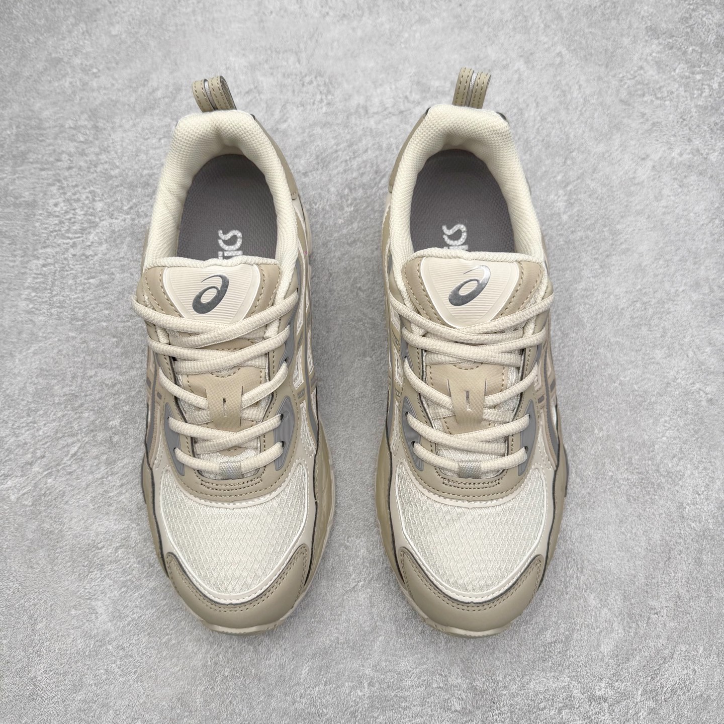 图片[2]-Asics GEL-NYC 亚瑟士防滑耐磨透气低帮运动休闲鞋 GEL-NYC™ 运动鞋的灵感源自传统和现代高性能跑步风格 其鞋面结构参考了 2000 年代初的 GEL-NIMBUS™ 3 鞋 并将其与 MC-PLUS V 设计中的各种装饰融为一体 该工装通过使用 GEL-CUMULUS® 16 鞋的工装系统来对比鞋面的复古风格 通过轻质泡沫和 GEL® 技术嵌入物的结合 这种中底结构有助于创造先进的脚底舒适度 尺码：36 37 37.5 38 39 40.5 41.5 42 42.5 43.5 44 45-选品中心