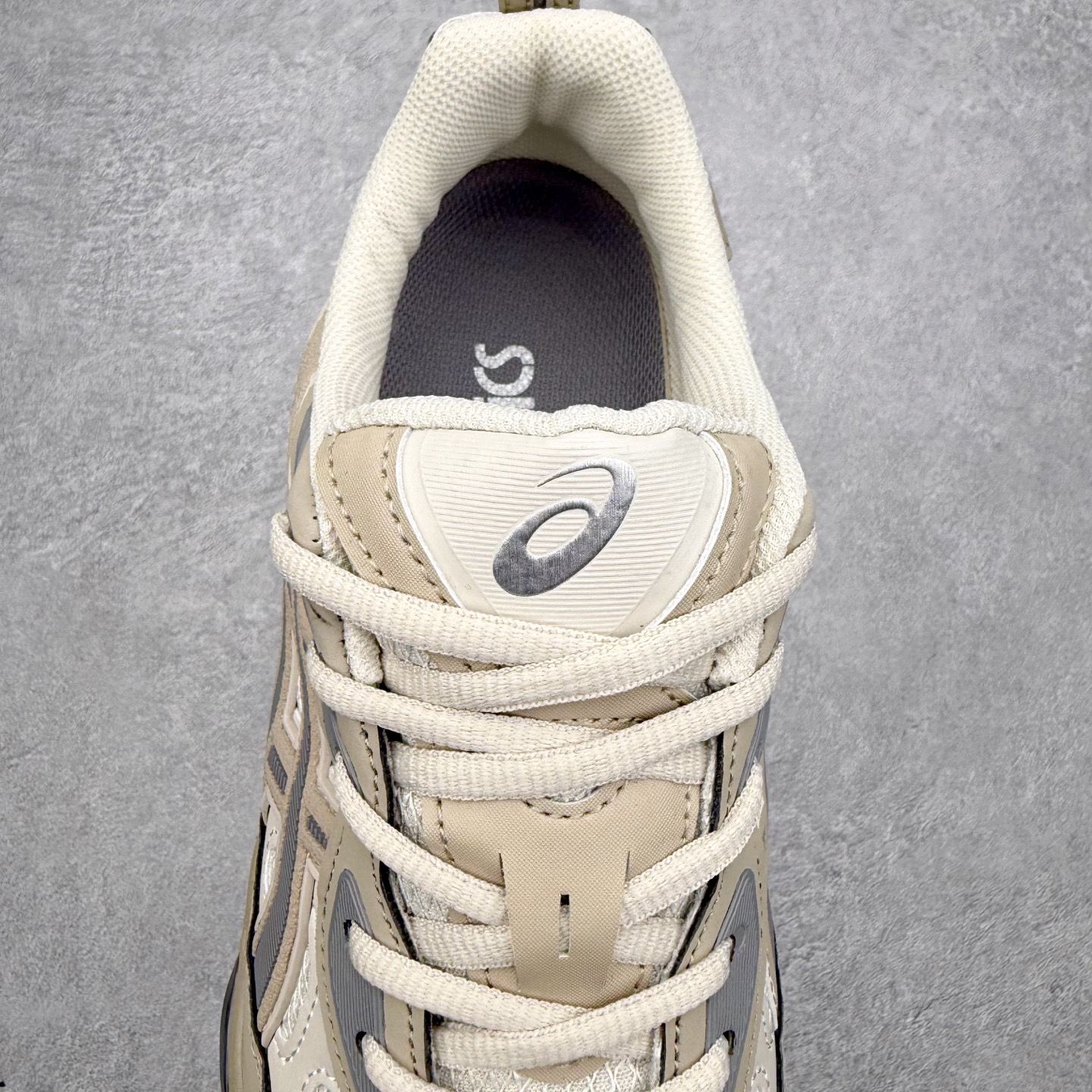 图片[5]-Asics GEL-NYC 亚瑟士防滑耐磨透气低帮运动休闲鞋 GEL-NYC™ 运动鞋的灵感源自传统和现代高性能跑步风格 其鞋面结构参考了 2000 年代初的 GEL-NIMBUS™ 3 鞋 并将其与 MC-PLUS V 设计中的各种装饰融为一体 该工装通过使用 GEL-CUMULUS® 16 鞋的工装系统来对比鞋面的复古风格 通过轻质泡沫和 GEL® 技术嵌入物的结合 这种中底结构有助于创造先进的脚底舒适度 尺码：36 37 37.5 38 39 40.5 41.5 42 42.5 43.5 44 45-选品中心