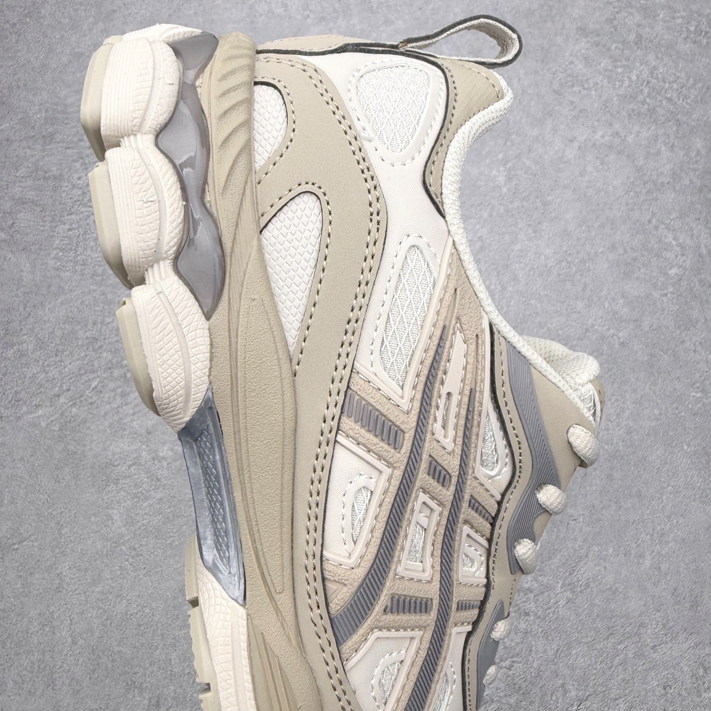 图片[6]-Asics GEL-NYC 亚瑟士防滑耐磨透气低帮运动休闲鞋 GEL-NYC™ 运动鞋的灵感源自传统和现代高性能跑步风格 其鞋面结构参考了 2000 年代初的 GEL-NIMBUS™ 3 鞋 并将其与 MC-PLUS V 设计中的各种装饰融为一体 该工装通过使用 GEL-CUMULUS® 16 鞋的工装系统来对比鞋面的复古风格 通过轻质泡沫和 GEL® 技术嵌入物的结合 这种中底结构有助于创造先进的脚底舒适度 尺码：36 37 37.5 38 39 40.5 41.5 42 42.5 43.5 44 45-选品中心