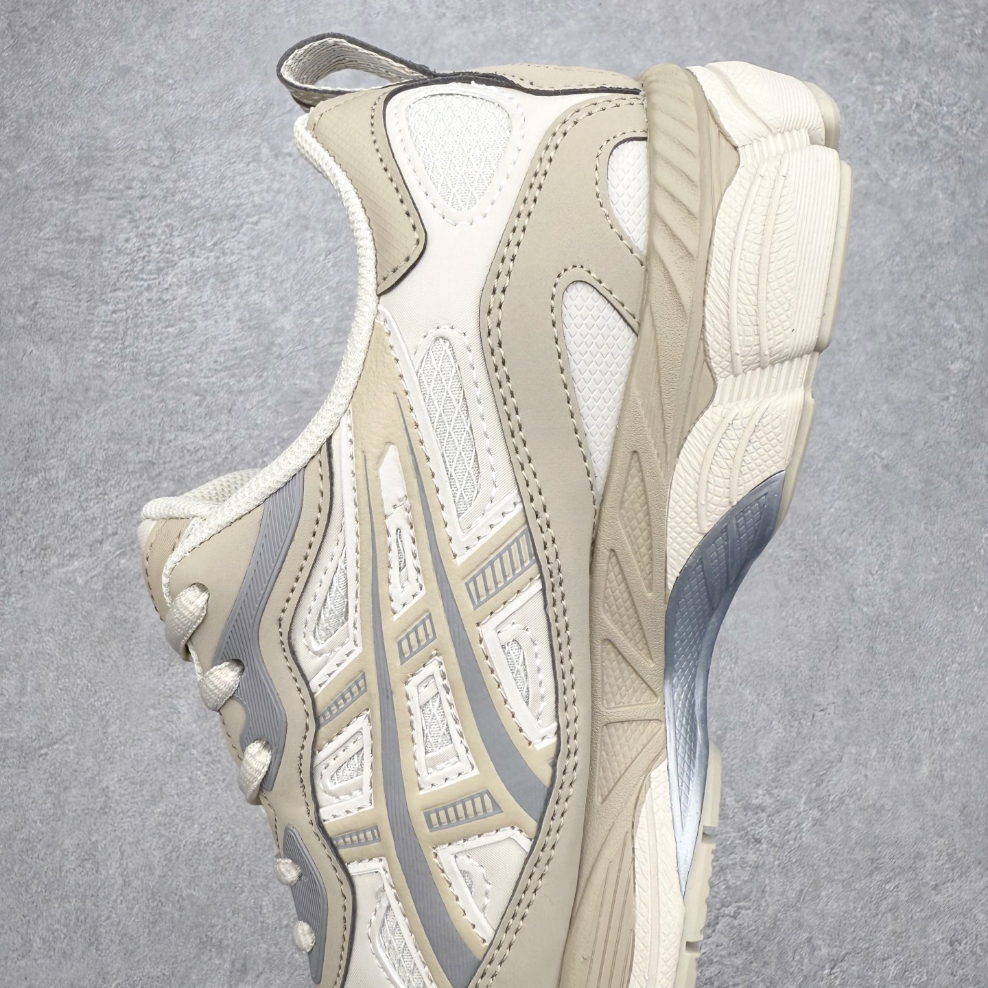 图片[7]-Asics GEL-NYC 亚瑟士防滑耐磨透气低帮运动休闲鞋 GEL-NYC™ 运动鞋的灵感源自传统和现代高性能跑步风格 其鞋面结构参考了 2000 年代初的 GEL-NIMBUS™ 3 鞋 并将其与 MC-PLUS V 设计中的各种装饰融为一体 该工装通过使用 GEL-CUMULUS® 16 鞋的工装系统来对比鞋面的复古风格 通过轻质泡沫和 GEL® 技术嵌入物的结合 这种中底结构有助于创造先进的脚底舒适度 尺码：36 37 37.5 38 39 40.5 41.5 42 42.5 43.5 44 45-选品中心