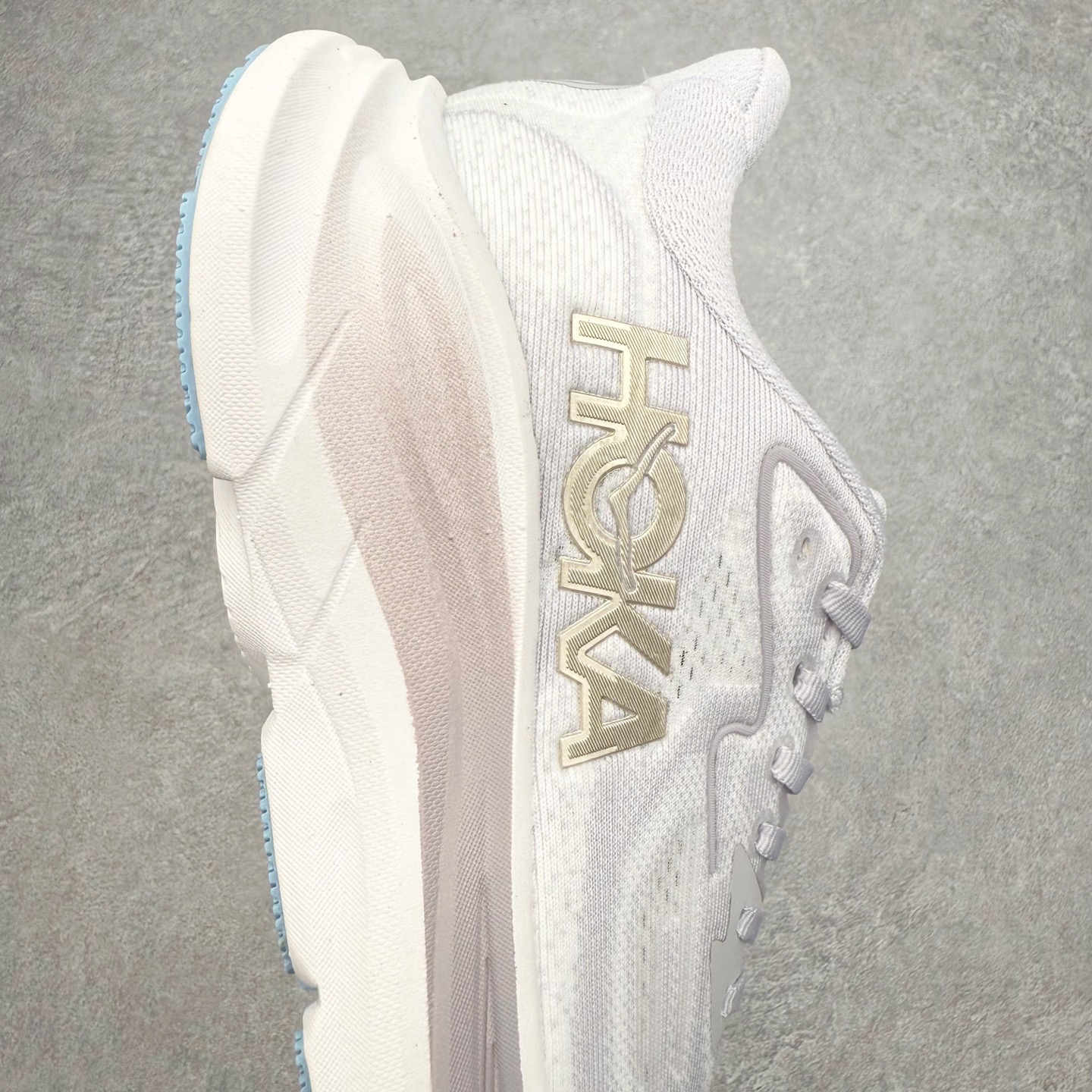 图片[6]-HOKA ONE ONE Clifton 克里夫顿10代专业性能减震公路跑步鞋 轻盈透气的针织网面和纱线的使用让鞋面更挺拔 增强鞋面的强度和支撑性能 搭配柔软的鞋舌 让双脚在舒适包裹中跑的更加畅快 全新泡棉中底 柔软的同时增强回弹性能 为不同跑者提供更平稳流畅的脚感 带来全面的缓冲保护 根据人体工程学设计的延长拉襟 后跟处弹软的海绵填充舒适固定 避免掉跟和摩擦 相比上一代光滑的内衬 Clifton 的内衬增强了摩擦力 避免双脚在鞋内滑动 尺码：36 36.5 37.5 38 38.5 39 40 40.5 41 42 42.5 43 44 44.5 45-选品中心