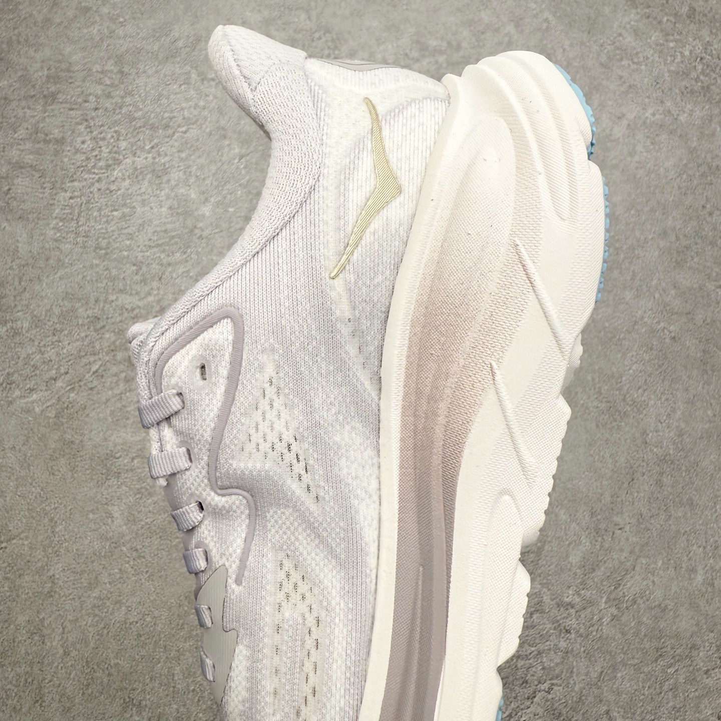 图片[7]-HOKA ONE ONE Clifton 克里夫顿10代专业性能减震公路跑步鞋 轻盈透气的针织网面和纱线的使用让鞋面更挺拔 增强鞋面的强度和支撑性能 搭配柔软的鞋舌 让双脚在舒适包裹中跑的更加畅快 全新泡棉中底 柔软的同时增强回弹性能 为不同跑者提供更平稳流畅的脚感 带来全面的缓冲保护 根据人体工程学设计的延长拉襟 后跟处弹软的海绵填充舒适固定 避免掉跟和摩擦 相比上一代光滑的内衬 Clifton 的内衬增强了摩擦力 避免双脚在鞋内滑动 尺码：36 36.5 37.5 38 38.5 39 40 40.5 41 42 42.5 43 44 44.5 45-选品中心