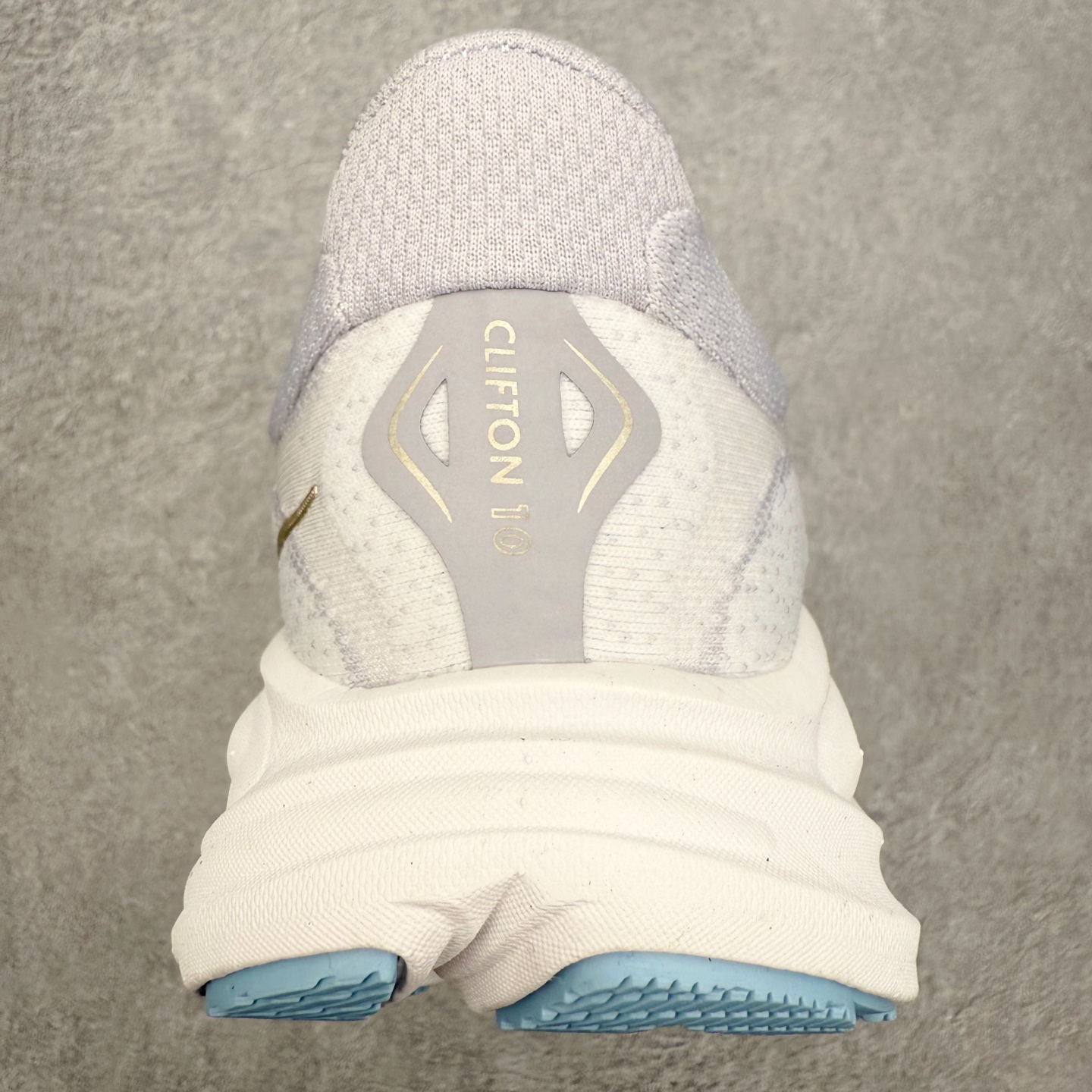 图片[8]-HOKA ONE ONE Clifton 克里夫顿10代专业性能减震公路跑步鞋 轻盈透气的针织网面和纱线的使用让鞋面更挺拔 增强鞋面的强度和支撑性能 搭配柔软的鞋舌 让双脚在舒适包裹中跑的更加畅快 全新泡棉中底 柔软的同时增强回弹性能 为不同跑者提供更平稳流畅的脚感 带来全面的缓冲保护 根据人体工程学设计的延长拉襟 后跟处弹软的海绵填充舒适固定 避免掉跟和摩擦 相比上一代光滑的内衬 Clifton 的内衬增强了摩擦力 避免双脚在鞋内滑动 尺码：36 36.5 37.5 38 38.5 39 40 40.5 41 42 42.5 43 44 44.5 45-选品中心