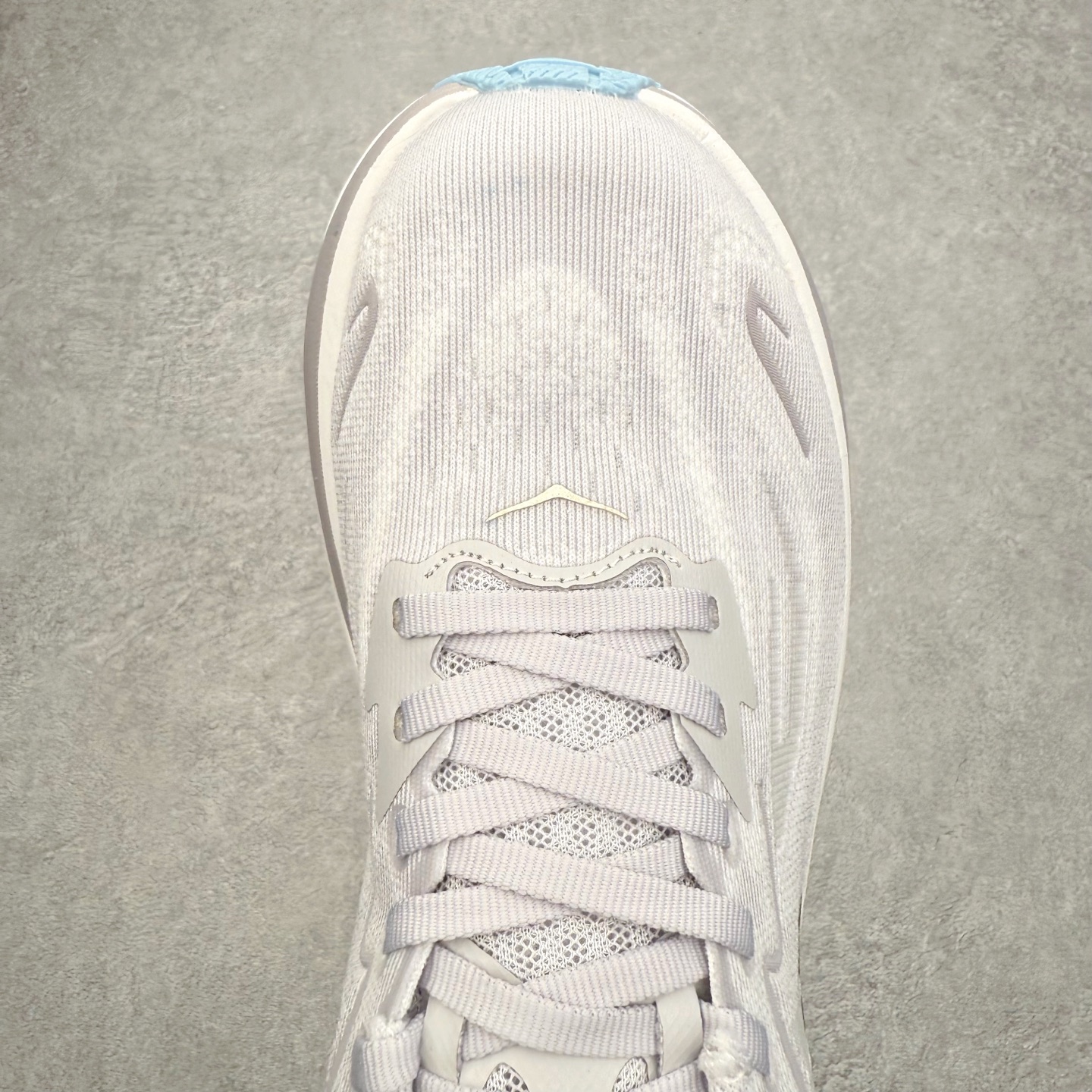 图片[4]-HOKA ONE ONE Clifton 克里夫顿10代专业性能减震公路跑步鞋 轻盈透气的针织网面和纱线的使用让鞋面更挺拔 增强鞋面的强度和支撑性能 搭配柔软的鞋舌 让双脚在舒适包裹中跑的更加畅快 全新泡棉中底 柔软的同时增强回弹性能 为不同跑者提供更平稳流畅的脚感 带来全面的缓冲保护 根据人体工程学设计的延长拉襟 后跟处弹软的海绵填充舒适固定 避免掉跟和摩擦 相比上一代光滑的内衬 Clifton 的内衬增强了摩擦力 避免双脚在鞋内滑动 尺码：36 36.5 37.5 38 38.5 39 40 40.5 41 42 42.5 43 44 44.5 45-选品中心