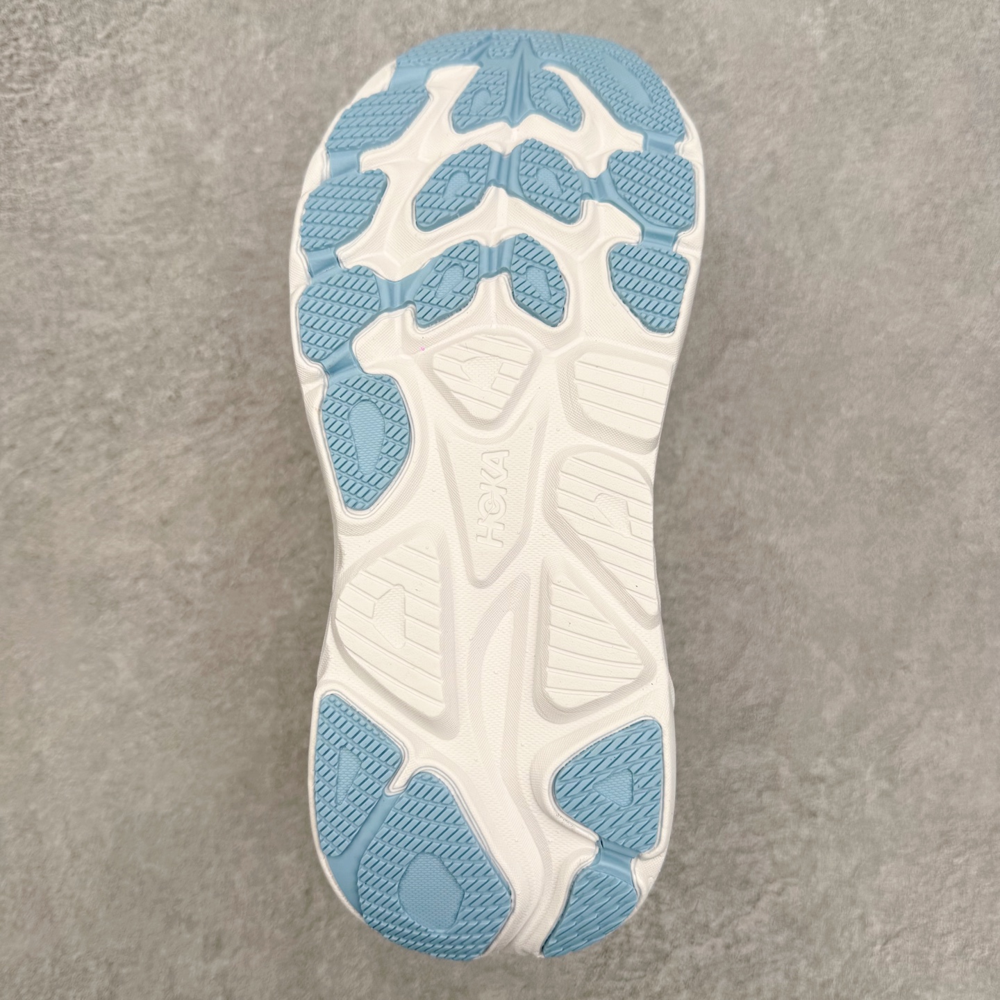 图片[9]-HOKA ONE ONE Clifton 克里夫顿10代专业性能减震公路跑步鞋 轻盈透气的针织网面和纱线的使用让鞋面更挺拔 增强鞋面的强度和支撑性能 搭配柔软的鞋舌 让双脚在舒适包裹中跑的更加畅快 全新泡棉中底 柔软的同时增强回弹性能 为不同跑者提供更平稳流畅的脚感 带来全面的缓冲保护 根据人体工程学设计的延长拉襟 后跟处弹软的海绵填充舒适固定 避免掉跟和摩擦 相比上一代光滑的内衬 Clifton 的内衬增强了摩擦力 避免双脚在鞋内滑动 尺码：36 36.5 37.5 38 38.5 39 40 40.5 41 42 42.5 43 44 44.5 45-选品中心