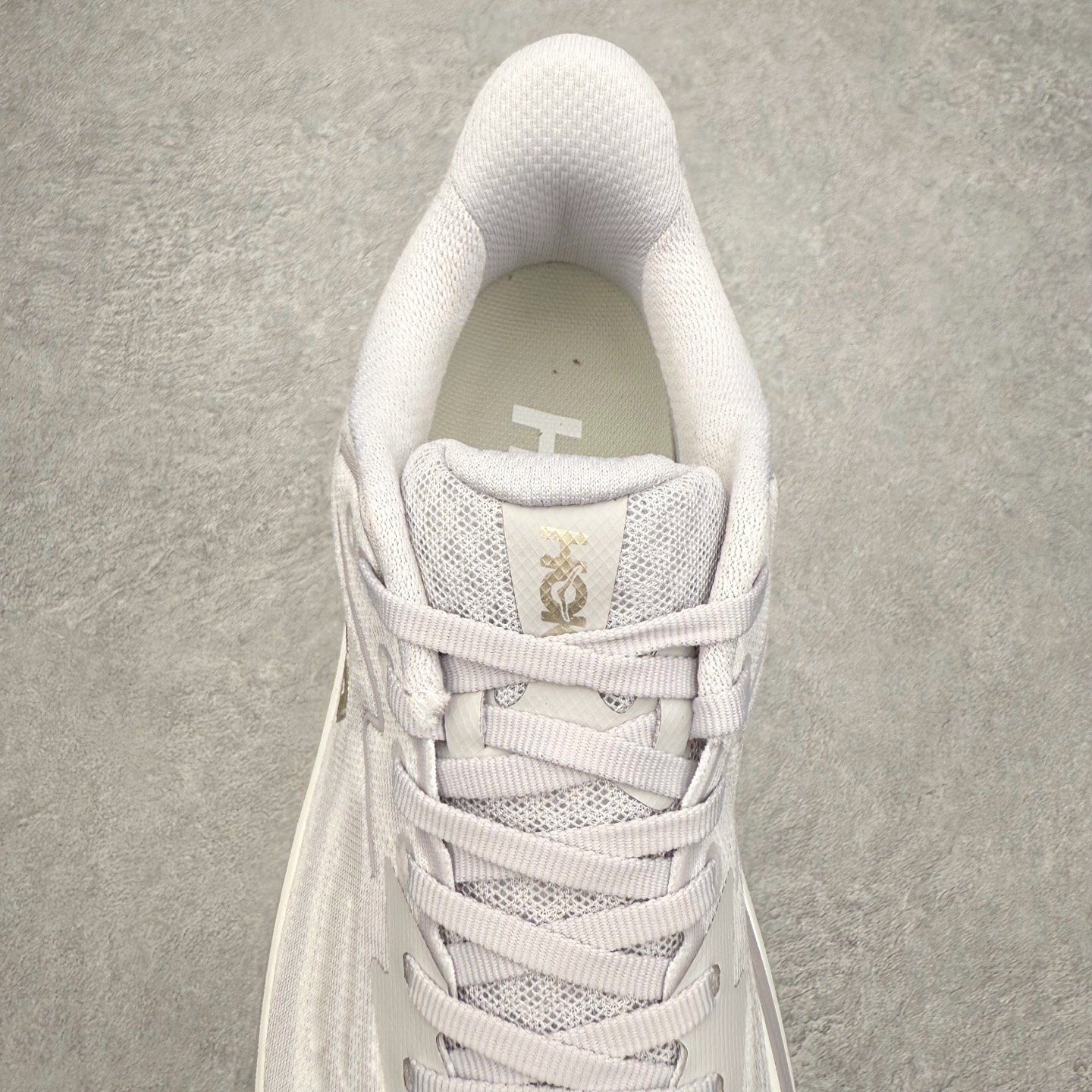 图片[5]-HOKA ONE ONE Clifton 克里夫顿10代专业性能减震公路跑步鞋 轻盈透气的针织网面和纱线的使用让鞋面更挺拔 增强鞋面的强度和支撑性能 搭配柔软的鞋舌 让双脚在舒适包裹中跑的更加畅快 全新泡棉中底 柔软的同时增强回弹性能 为不同跑者提供更平稳流畅的脚感 带来全面的缓冲保护 根据人体工程学设计的延长拉襟 后跟处弹软的海绵填充舒适固定 避免掉跟和摩擦 相比上一代光滑的内衬 Clifton 的内衬增强了摩擦力 避免双脚在鞋内滑动 尺码：36 36.5 37.5 38 38.5 39 40 40.5 41 42 42.5 43 44 44.5 45-选品中心