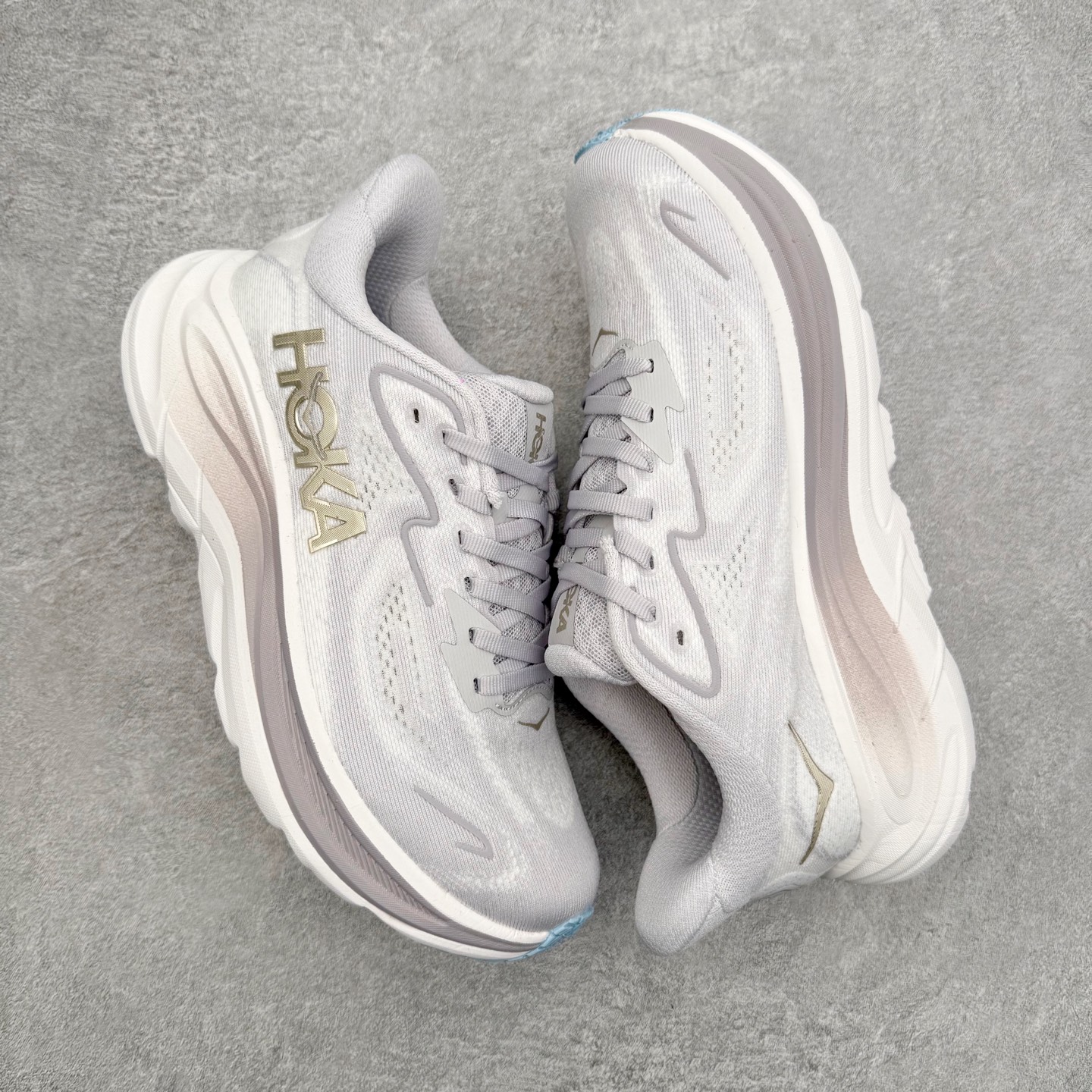 图片[3]-HOKA ONE ONE Clifton 克里夫顿10代专业性能减震公路跑步鞋 轻盈透气的针织网面和纱线的使用让鞋面更挺拔 增强鞋面的强度和支撑性能 搭配柔软的鞋舌 让双脚在舒适包裹中跑的更加畅快 全新泡棉中底 柔软的同时增强回弹性能 为不同跑者提供更平稳流畅的脚感 带来全面的缓冲保护 根据人体工程学设计的延长拉襟 后跟处弹软的海绵填充舒适固定 避免掉跟和摩擦 相比上一代光滑的内衬 Clifton 的内衬增强了摩擦力 避免双脚在鞋内滑动 尺码：36 36.5 37.5 38 38.5 39 40 40.5 41 42 42.5 43 44 44.5 45-选品中心