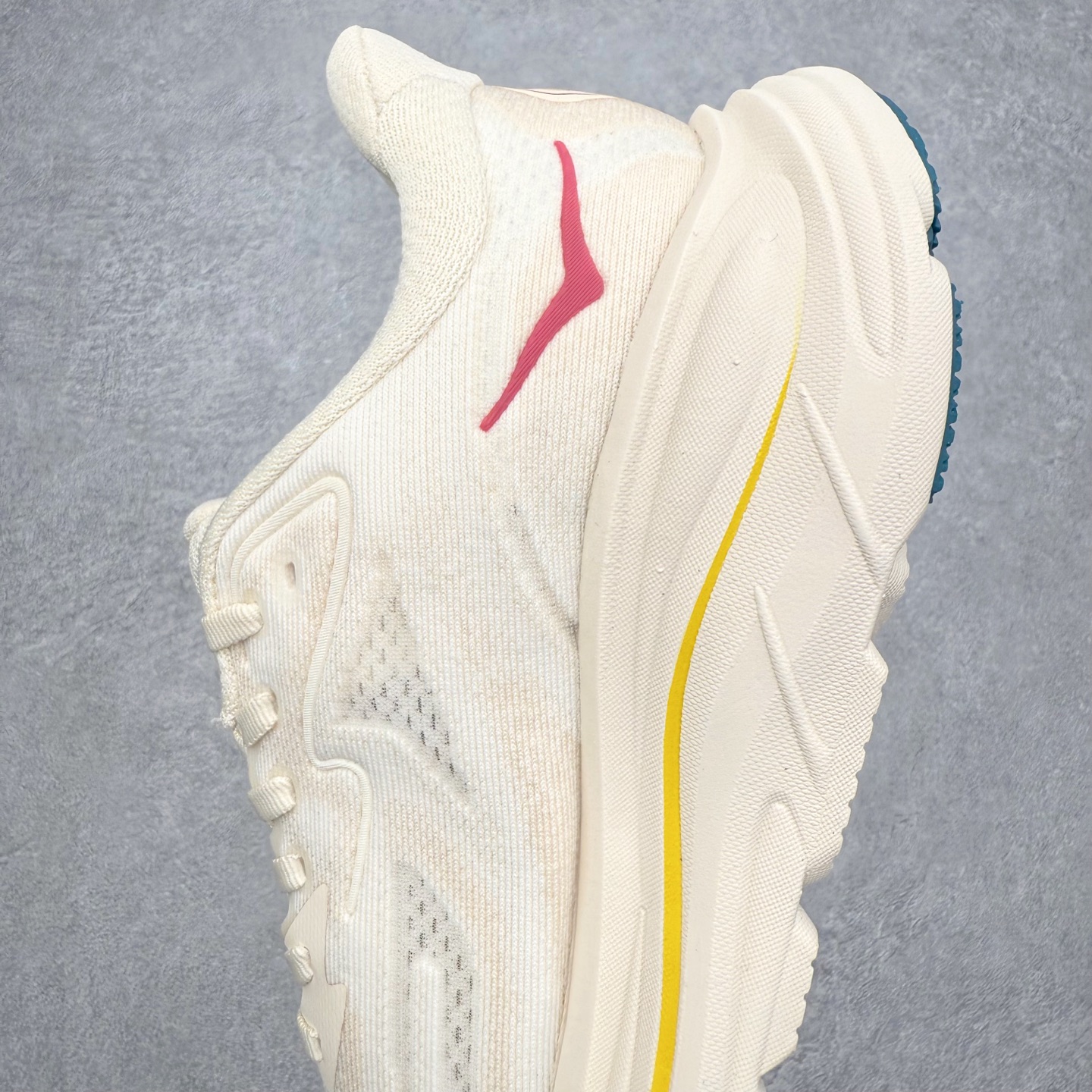 图片[7]-HOKA ONE ONE Clifton 克里夫顿10代专业性能减震公路跑步鞋 轻盈透气的针织网面和纱线的使用让鞋面更挺拔 增强鞋面的强度和支撑性能 搭配柔软的鞋舌 让双脚在舒适包裹中跑的更加畅快 全新泡棉中底 柔软的同时增强回弹性能 为不同跑者提供更平稳流畅的脚感 带来全面的缓冲保护 根据人体工程学设计的延长拉襟 后跟处弹软的海绵填充舒适固定 避免掉跟和摩擦 相比上一代光滑的内衬 Clifton 的内衬增强了摩擦力 避免双脚在鞋内滑动 尺码：36 36.5 37.5 38 38.5 39 40 40.5 41 42 42.5 43 44 44.5 45-选品中心