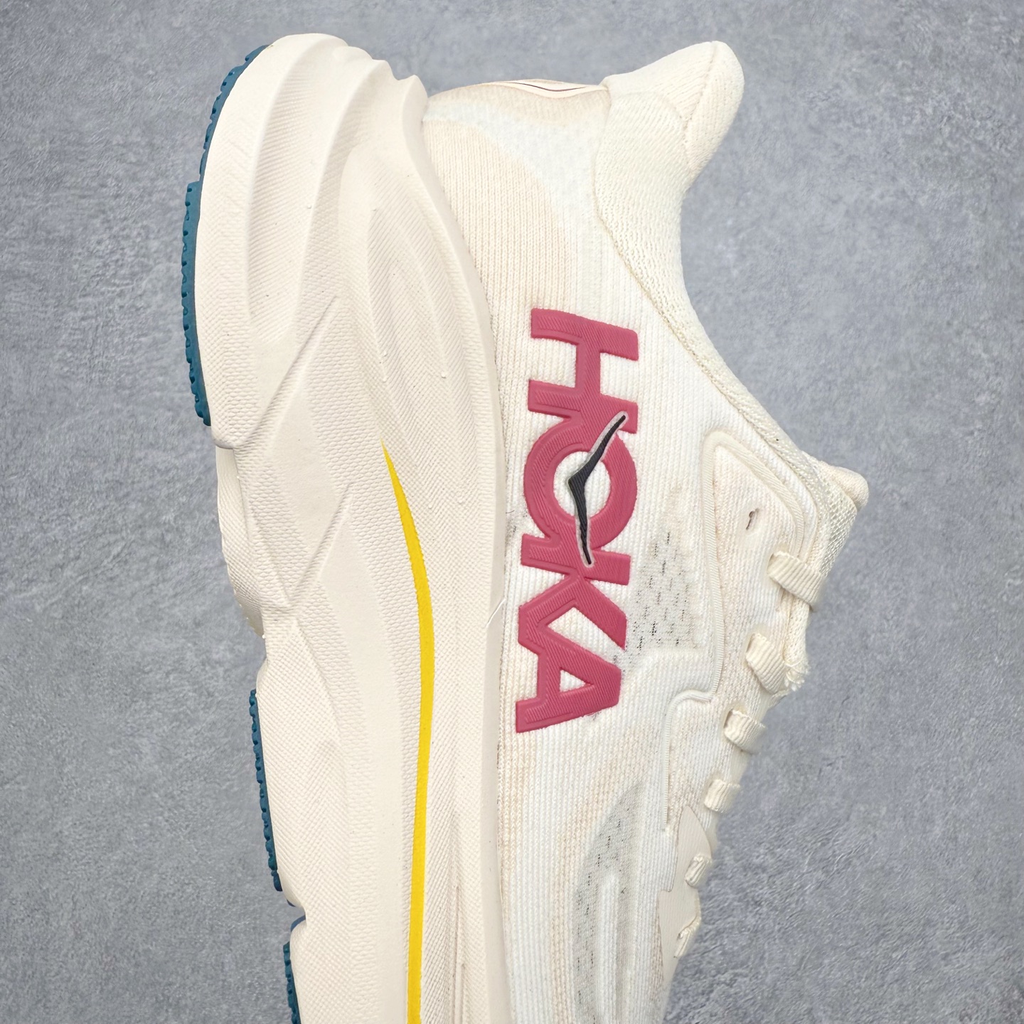 图片[6]-HOKA ONE ONE Clifton 克里夫顿10代专业性能减震公路跑步鞋 轻盈透气的针织网面和纱线的使用让鞋面更挺拔 增强鞋面的强度和支撑性能 搭配柔软的鞋舌 让双脚在舒适包裹中跑的更加畅快 全新泡棉中底 柔软的同时增强回弹性能 为不同跑者提供更平稳流畅的脚感 带来全面的缓冲保护 根据人体工程学设计的延长拉襟 后跟处弹软的海绵填充舒适固定 避免掉跟和摩擦 相比上一代光滑的内衬 Clifton 的内衬增强了摩擦力 避免双脚在鞋内滑动 尺码：36 36.5 37.5 38 38.5 39 40 40.5 41 42 42.5 43 44 44.5 45-选品中心