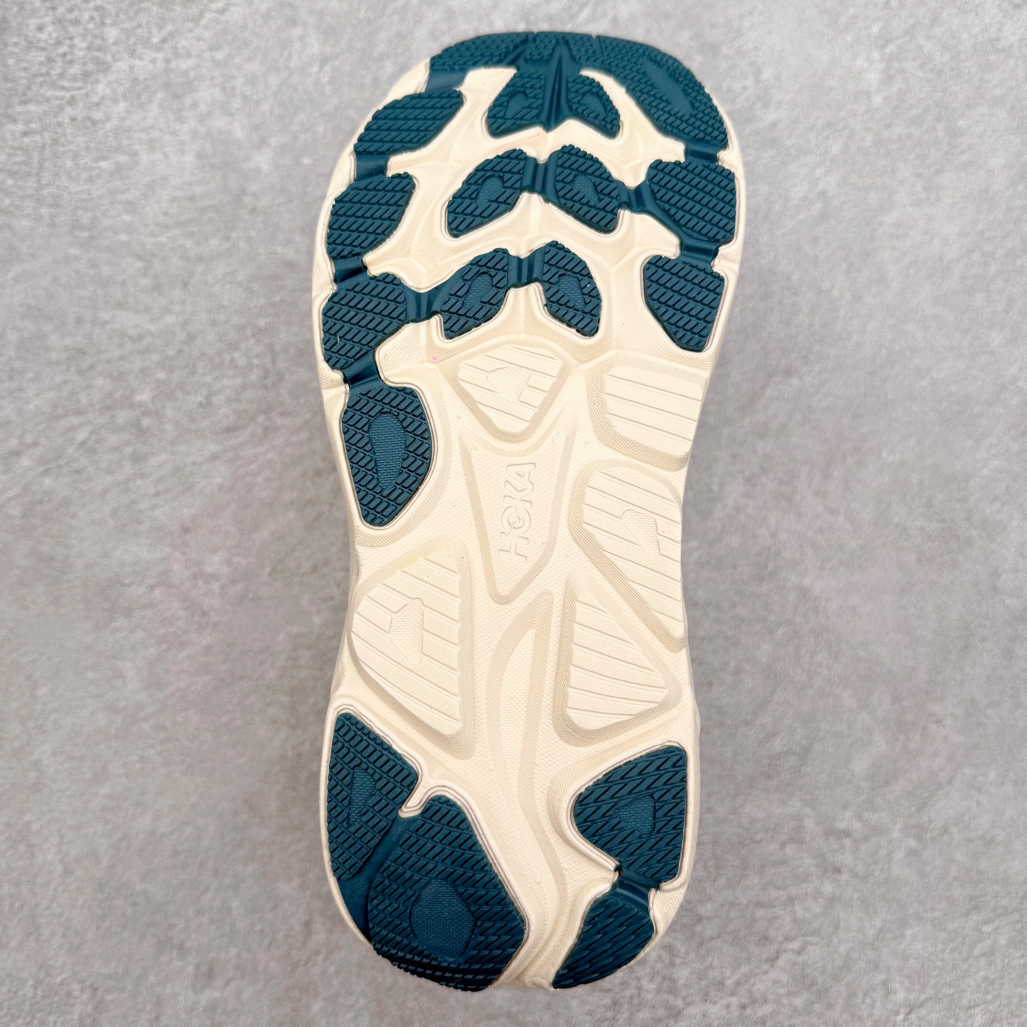 图片[9]-HOKA ONE ONE Clifton 克里夫顿10代专业性能减震公路跑步鞋 轻盈透气的针织网面和纱线的使用让鞋面更挺拔 增强鞋面的强度和支撑性能 搭配柔软的鞋舌 让双脚在舒适包裹中跑的更加畅快 全新泡棉中底 柔软的同时增强回弹性能 为不同跑者提供更平稳流畅的脚感 带来全面的缓冲保护 根据人体工程学设计的延长拉襟 后跟处弹软的海绵填充舒适固定 避免掉跟和摩擦 相比上一代光滑的内衬 Clifton 的内衬增强了摩擦力 避免双脚在鞋内滑动 尺码：36 36.5 37.5 38 38.5 39 40 40.5 41 42 42.5 43 44 44.5 45-选品中心