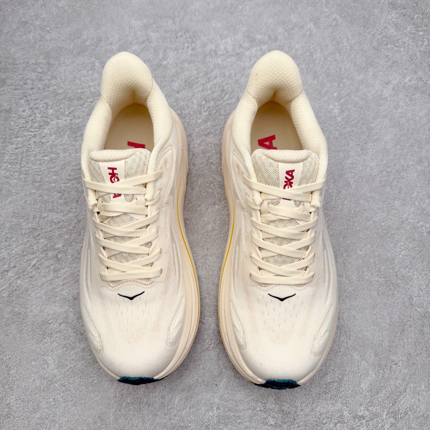 图片[2]-HOKA ONE ONE Clifton 克里夫顿10代专业性能减震公路跑步鞋 轻盈透气的针织网面和纱线的使用让鞋面更挺拔 增强鞋面的强度和支撑性能 搭配柔软的鞋舌 让双脚在舒适包裹中跑的更加畅快 全新泡棉中底 柔软的同时增强回弹性能 为不同跑者提供更平稳流畅的脚感 带来全面的缓冲保护 根据人体工程学设计的延长拉襟 后跟处弹软的海绵填充舒适固定 避免掉跟和摩擦 相比上一代光滑的内衬 Clifton 的内衬增强了摩擦力 避免双脚在鞋内滑动 尺码：36 36.5 37.5 38 38.5 39 40 40.5 41 42 42.5 43 44 44.5 45-选品中心