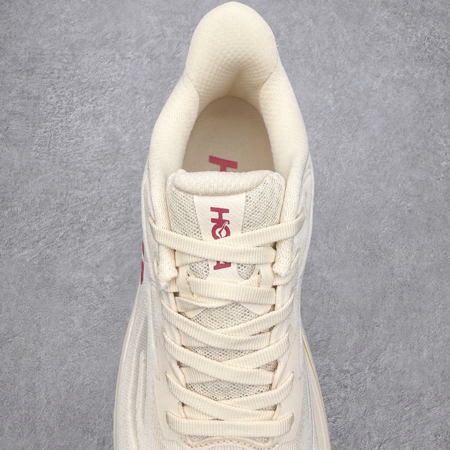 图片[5]-HOKA ONE ONE Clifton 克里夫顿10代专业性能减震公路跑步鞋 轻盈透气的针织网面和纱线的使用让鞋面更挺拔 增强鞋面的强度和支撑性能 搭配柔软的鞋舌 让双脚在舒适包裹中跑的更加畅快 全新泡棉中底 柔软的同时增强回弹性能 为不同跑者提供更平稳流畅的脚感 带来全面的缓冲保护 根据人体工程学设计的延长拉襟 后跟处弹软的海绵填充舒适固定 避免掉跟和摩擦 相比上一代光滑的内衬 Clifton 的内衬增强了摩擦力 避免双脚在鞋内滑动 尺码：36 36.5 37.5 38 38.5 39 40 40.5 41 42 42.5 43 44 44.5 45-选品中心