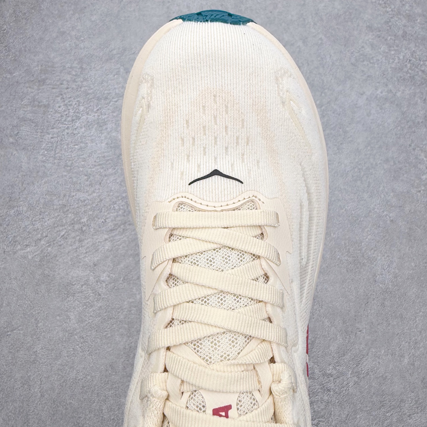 图片[4]-HOKA ONE ONE Clifton 克里夫顿10代专业性能减震公路跑步鞋 轻盈透气的针织网面和纱线的使用让鞋面更挺拔 增强鞋面的强度和支撑性能 搭配柔软的鞋舌 让双脚在舒适包裹中跑的更加畅快 全新泡棉中底 柔软的同时增强回弹性能 为不同跑者提供更平稳流畅的脚感 带来全面的缓冲保护 根据人体工程学设计的延长拉襟 后跟处弹软的海绵填充舒适固定 避免掉跟和摩擦 相比上一代光滑的内衬 Clifton 的内衬增强了摩擦力 避免双脚在鞋内滑动 尺码：36 36.5 37.5 38 38.5 39 40 40.5 41 42 42.5 43 44 44.5 45-选品中心