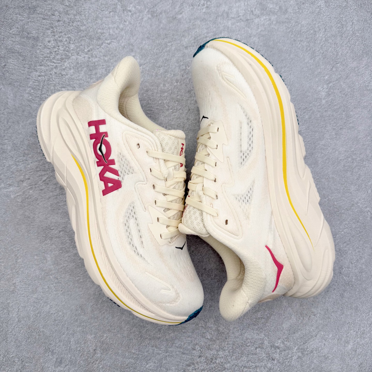 图片[3]-HOKA ONE ONE Clifton 克里夫顿10代专业性能减震公路跑步鞋 轻盈透气的针织网面和纱线的使用让鞋面更挺拔 增强鞋面的强度和支撑性能 搭配柔软的鞋舌 让双脚在舒适包裹中跑的更加畅快 全新泡棉中底 柔软的同时增强回弹性能 为不同跑者提供更平稳流畅的脚感 带来全面的缓冲保护 根据人体工程学设计的延长拉襟 后跟处弹软的海绵填充舒适固定 避免掉跟和摩擦 相比上一代光滑的内衬 Clifton 的内衬增强了摩擦力 避免双脚在鞋内滑动 尺码：36 36.5 37.5 38 38.5 39 40 40.5 41 42 42.5 43 44 44.5 45-选品中心