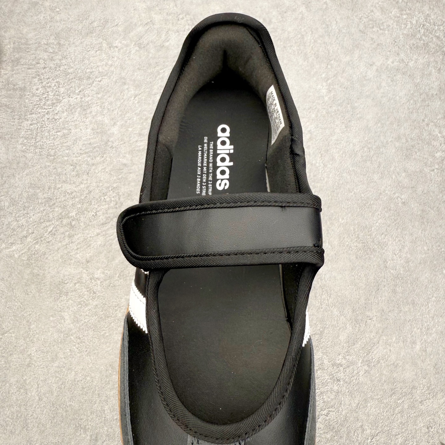 图片[5]-＃DT AD Originals Samba Jane 舒适百搭桑巴玛丽珍鞋板鞋懒人一脚蹬运动鞋 采用皮革材质的设计融合了经典与现代元素 采用了玛丽珍鞋的特色设计 如鞋面上的扣带和环扣装饰 同时保留了Samba鞋的经典三道杠设计和橡胶大底 这款鞋的鞋型修长 中足偏窄 整体贴合感强 适合标准脚型和宽脚型的人群 尺码：36 36.5 37 38 38.5 39 40 40.5 41-选品中心