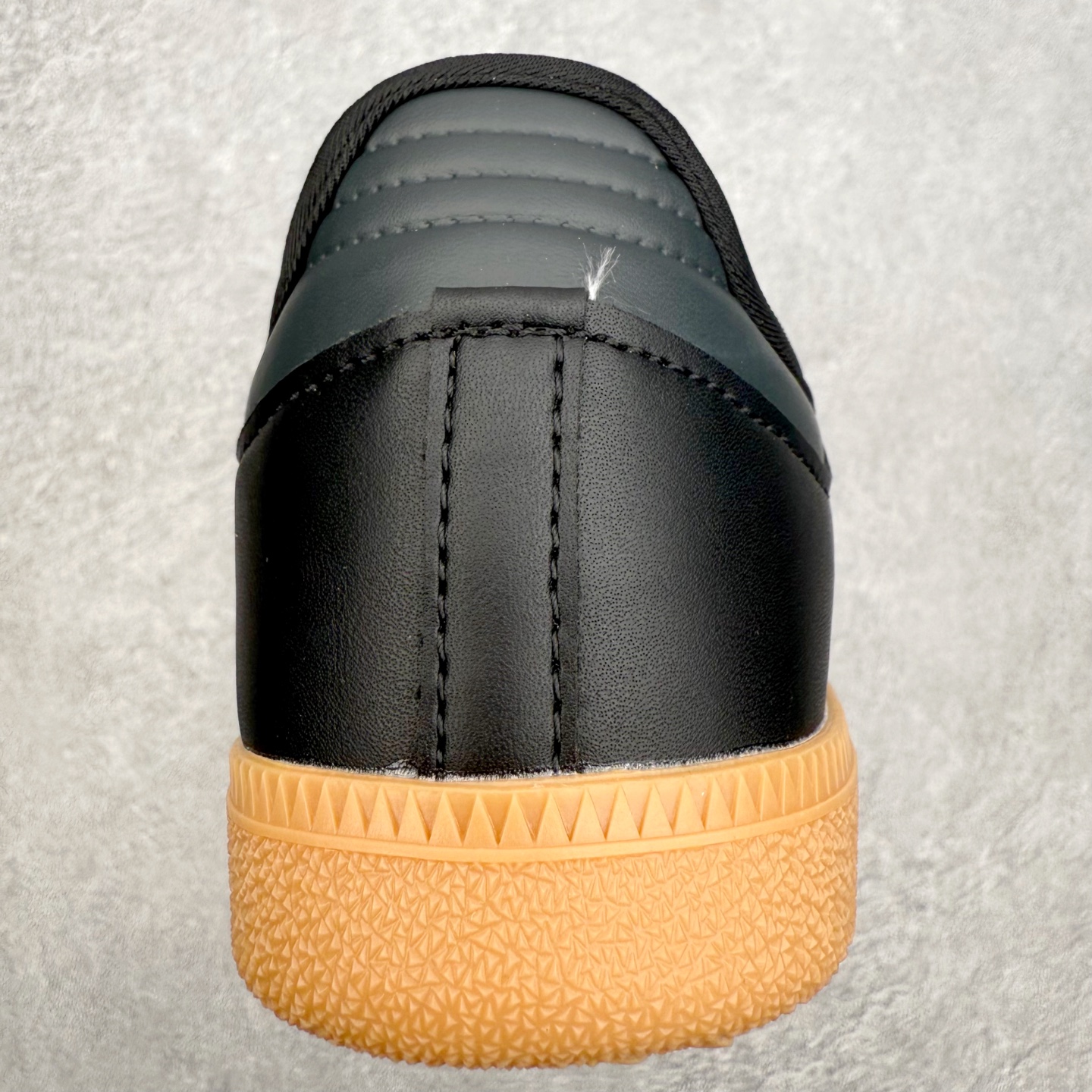 图片[8]-＃DT AD Originals Samba Jane 舒适百搭桑巴玛丽珍鞋板鞋懒人一脚蹬运动鞋 采用皮革材质的设计融合了经典与现代元素 采用了玛丽珍鞋的特色设计 如鞋面上的扣带和环扣装饰 同时保留了Samba鞋的经典三道杠设计和橡胶大底 这款鞋的鞋型修长 中足偏窄 整体贴合感强 适合标准脚型和宽脚型的人群 尺码：36 36.5 37 38 38.5 39 40 40.5 41-选品中心