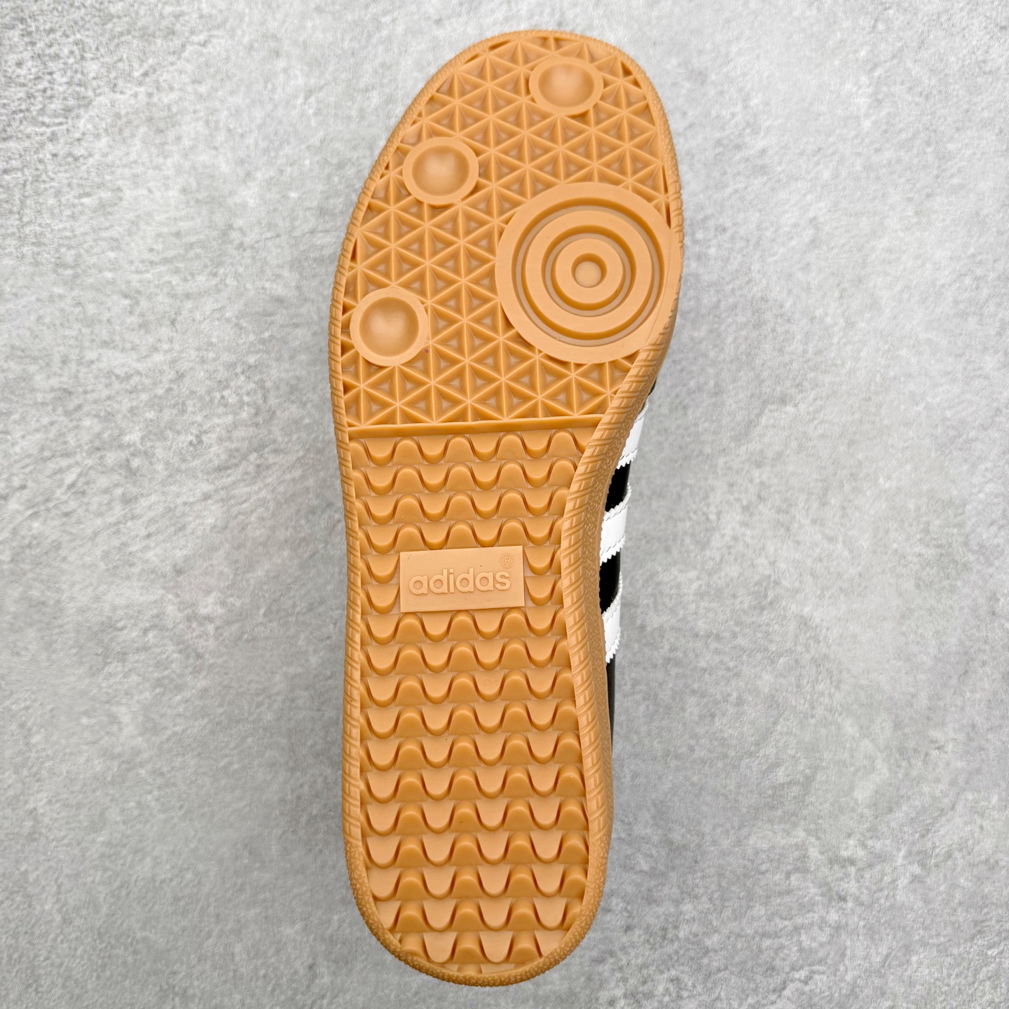 图片[9]-＃DT AD Originals Samba Jane 舒适百搭桑巴玛丽珍鞋板鞋懒人一脚蹬运动鞋 采用皮革材质的设计融合了经典与现代元素 采用了玛丽珍鞋的特色设计 如鞋面上的扣带和环扣装饰 同时保留了Samba鞋的经典三道杠设计和橡胶大底 这款鞋的鞋型修长 中足偏窄 整体贴合感强 适合标准脚型和宽脚型的人群 尺码：36 36.5 37 38 38.5 39 40 40.5 41-选品中心